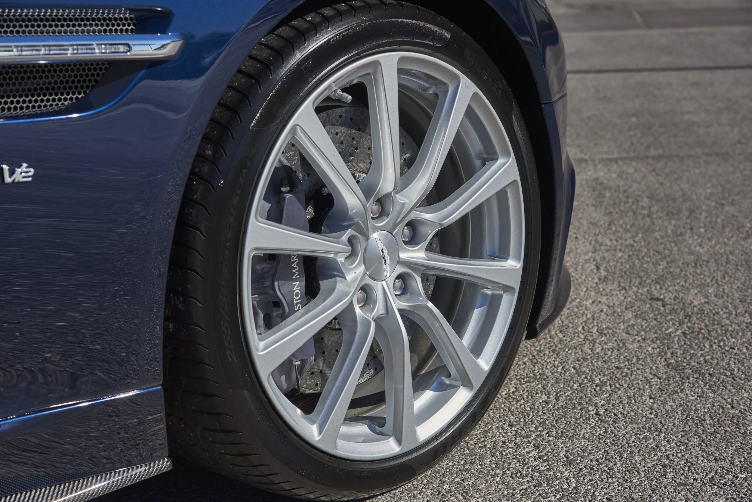 ASTON_VANQUISH_BOND_012.jpg