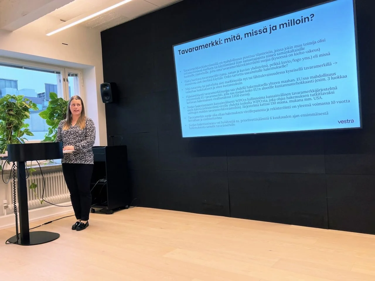 Vestran juristi Johanna pitämässä esitelmää tavarmerkeistä.