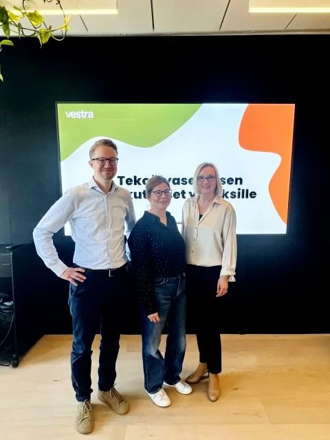 Tomas Lodenius, Minna Mustakallio ja Outi Piirainen yhdessä aamiaistilaisuudessa.