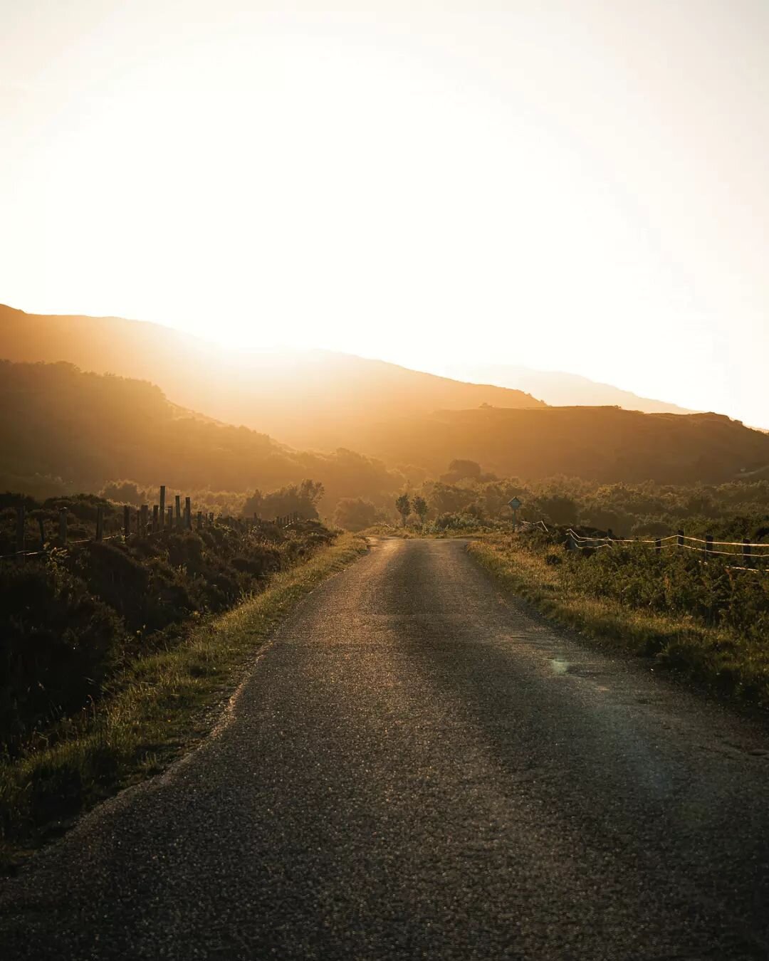 Summer
.
.
.
.
.
.
#isleofskye #landscapephotography #landscape #worldtone #outdoortones #folkscenery #in2nature #flashesofdelight #tinytinymoments #folkvibes #summer #summerevening #sunlight #sunset #road #igscotland #instascotland #greatoutdoors #g