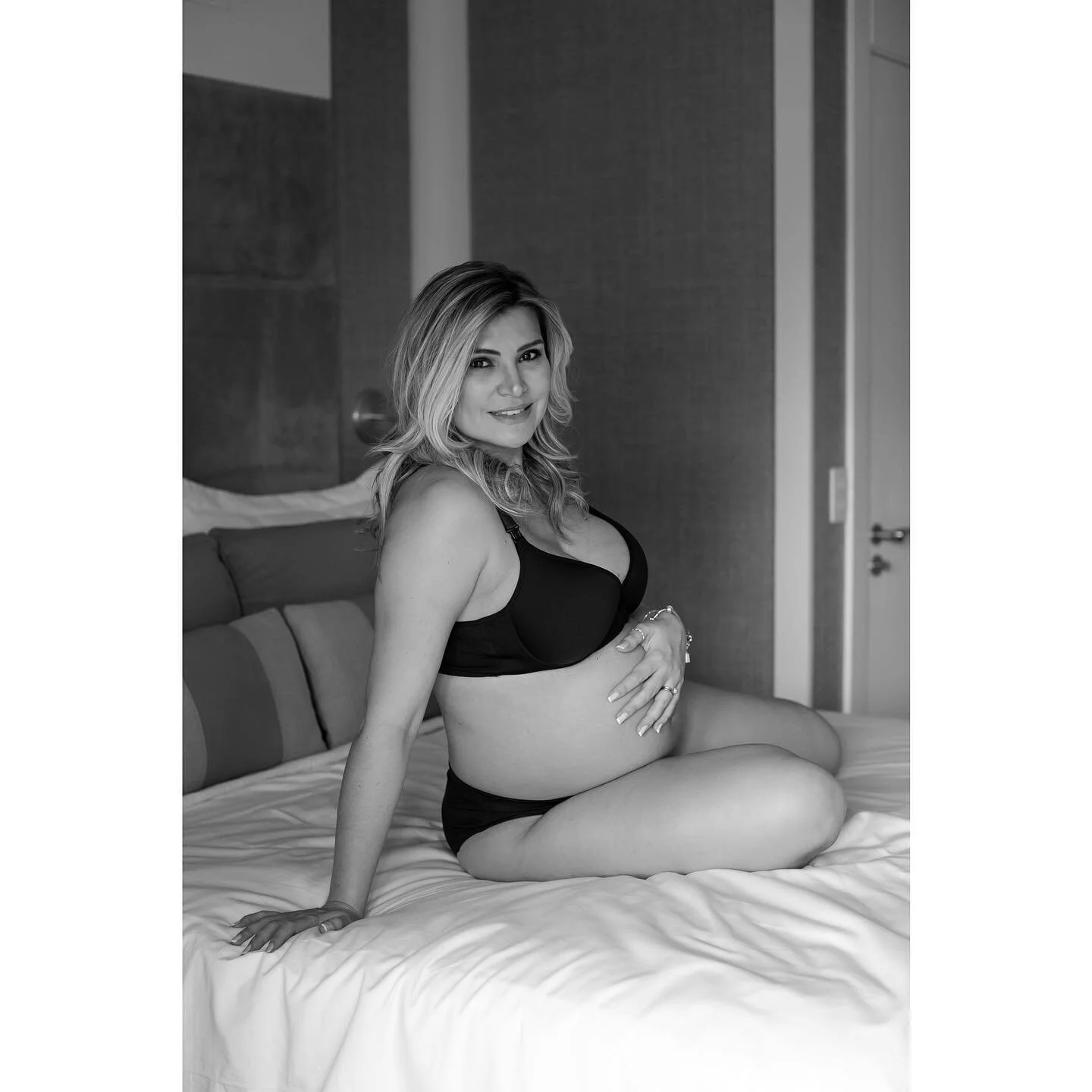 Ensaio Gestante Lifestyle com essas fotos mais &ldquo;escurinhas&rdquo; que eu estou amando fazer! 

#fotografiadefamilia #kikamortarifotografia #ensaiogestante
#fotografiainfantil
#fotografianewborn
#fotografiadebebe
#fotografiadegravida
#fotografia