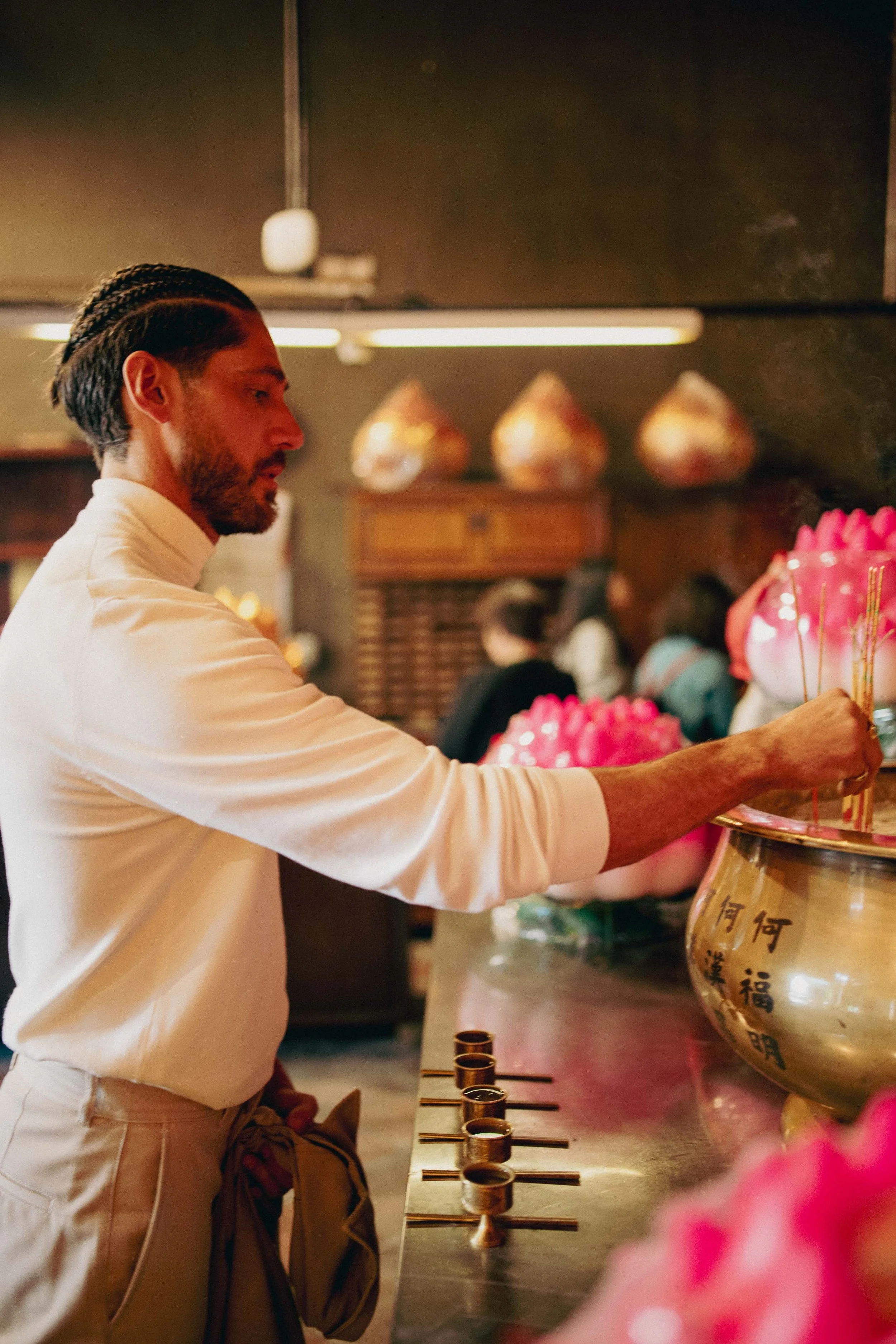 Portrait of Angelo Rodrigues within A-Ma Temple, Macau, highlighting traditional Chinese architecture and cultural heritage. Retrato de Angelo Rodrigues no interior do Templo de A-Má, em Macau, destacando a arquitetura tradicional chinesa e o patrimó