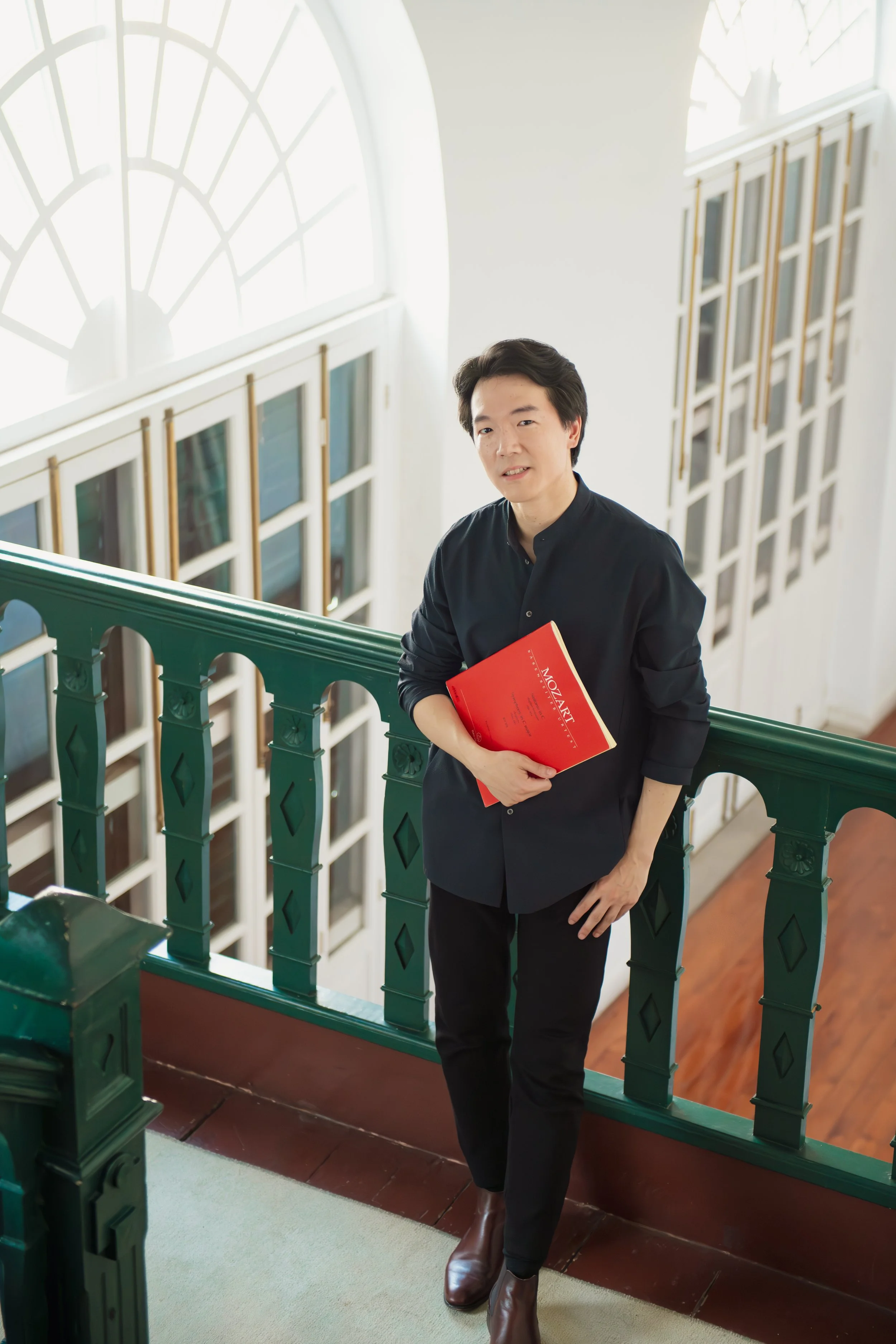 Lio Kuokman, Music Director of the Macao Orchestra, photographed in Macau during an editorial portrait session highlighting his role in shaping the city’s contemporary music landscape.
作為澳門樂團音樂總監，廖國敏於澳門進行人物拍攝，呈現其在塑造城市當代音樂面貌中的關鍵角色。
