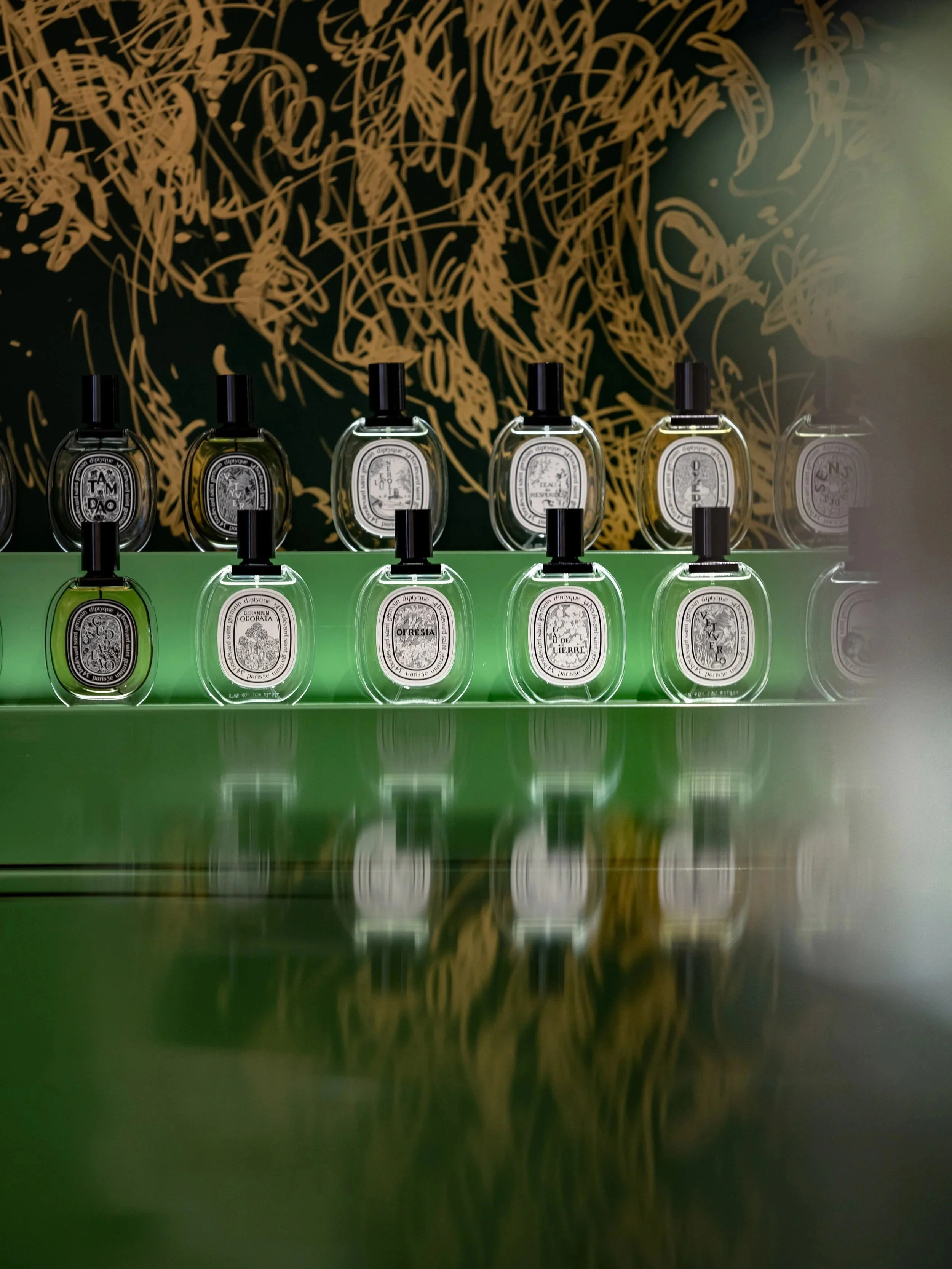 Fragrance display close-up

Diptyque fragrance bottles displayed on illuminated green shelves, highlighting product arrangement and material details.
Diptyque 香水系列陳列細節，透過燈光與層次展現產品排列與材質質感。