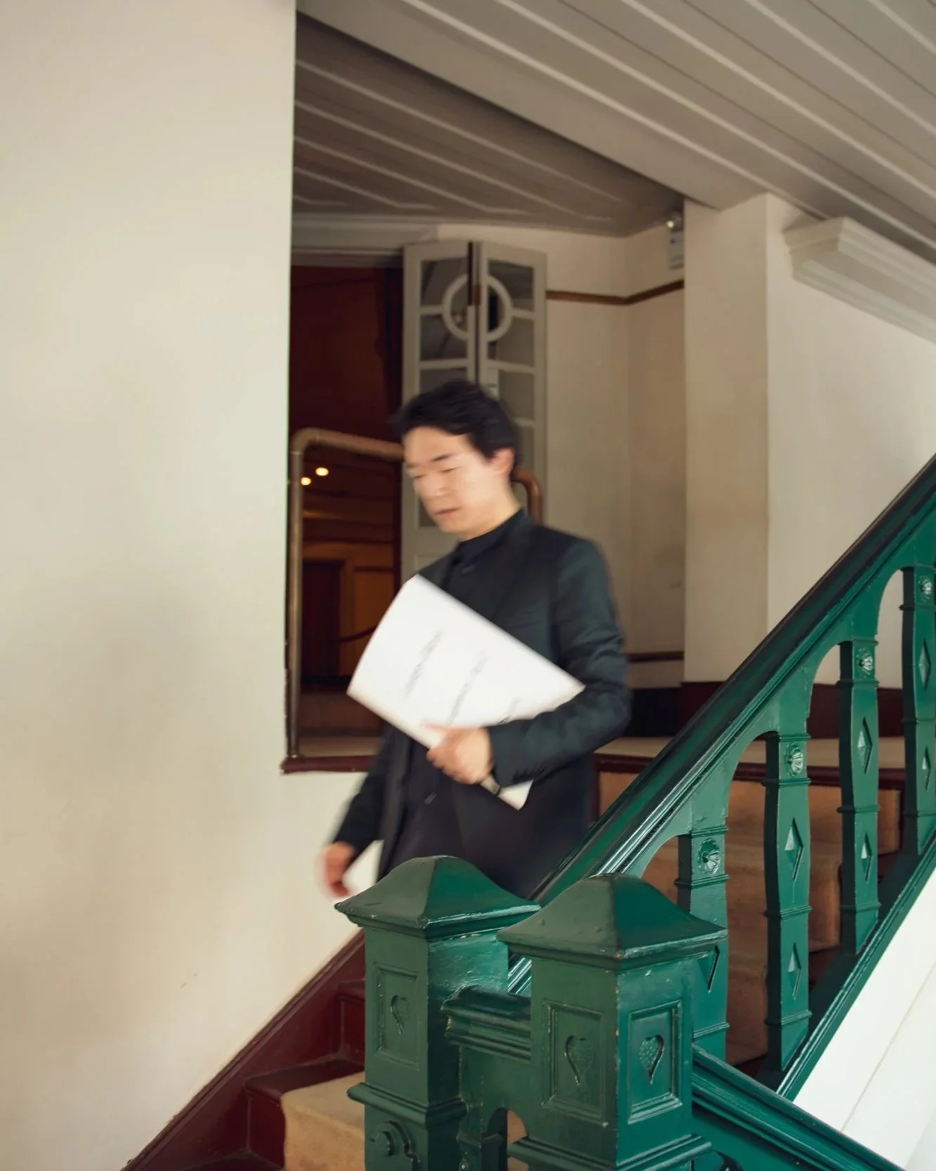 Lio Kuokman, a Macau-born international conductor, captured in a quiet moment between rehearsals, reflecting the discipline and focus behind a global orchestral career.
出生於澳門的國際指揮家廖國敏，在排練之間的片刻被捕捉下來，呈現其於世界級樂團舞台背後的專注與節奏。