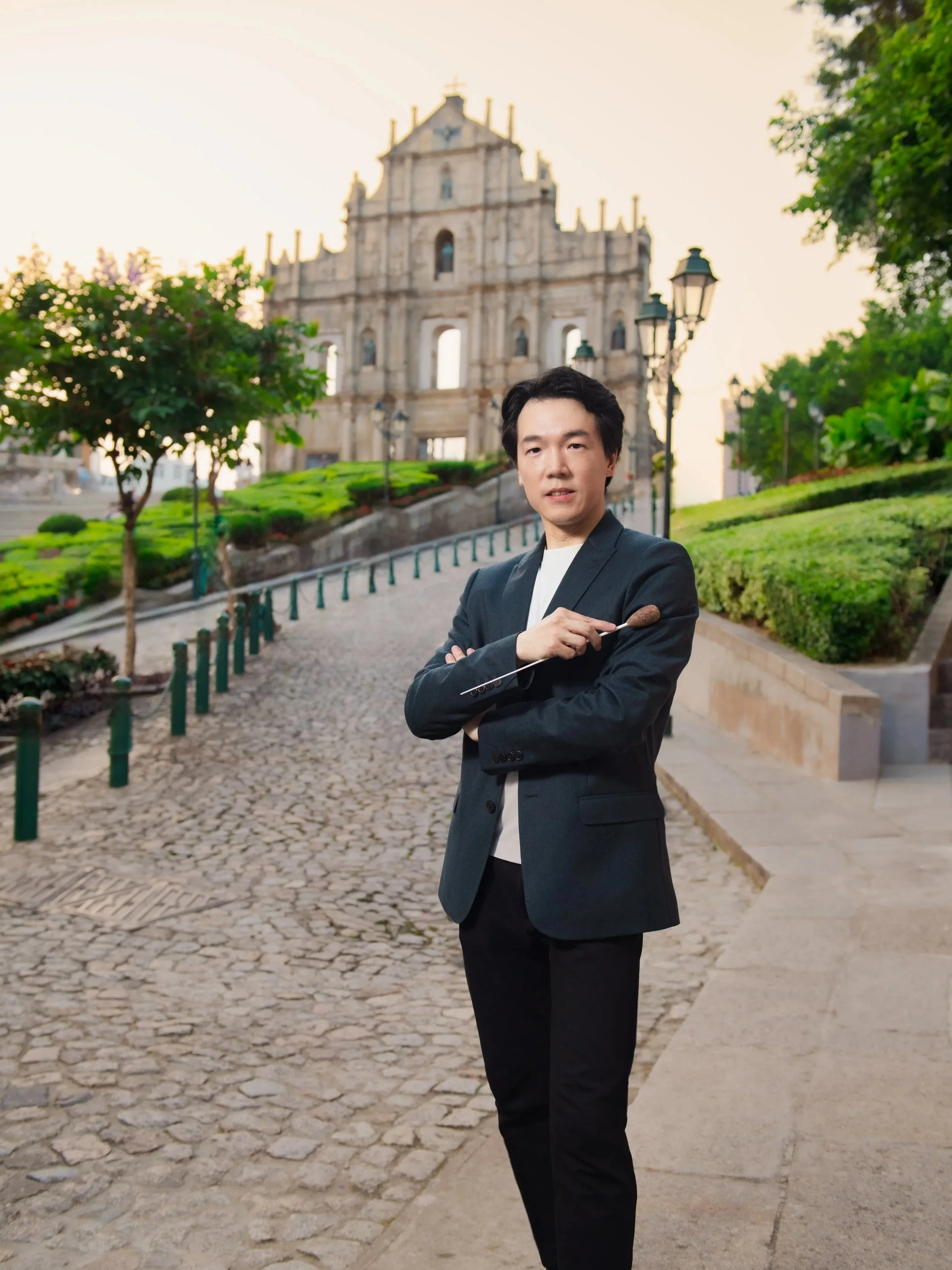 Lio Kuokman, Resident Conductor of the Hong Kong Philharmonic Orchestra and Music Director of the Macao Orchestra, photographed in Macau. Portrait by Bob Wong, Crio Media.廖國敏，香港管弦樂團駐團指揮、澳門樂團音樂總監兼首席指揮，於澳門拍攝的人物肖像。攝影：Bob Wong（Crio Media）。
