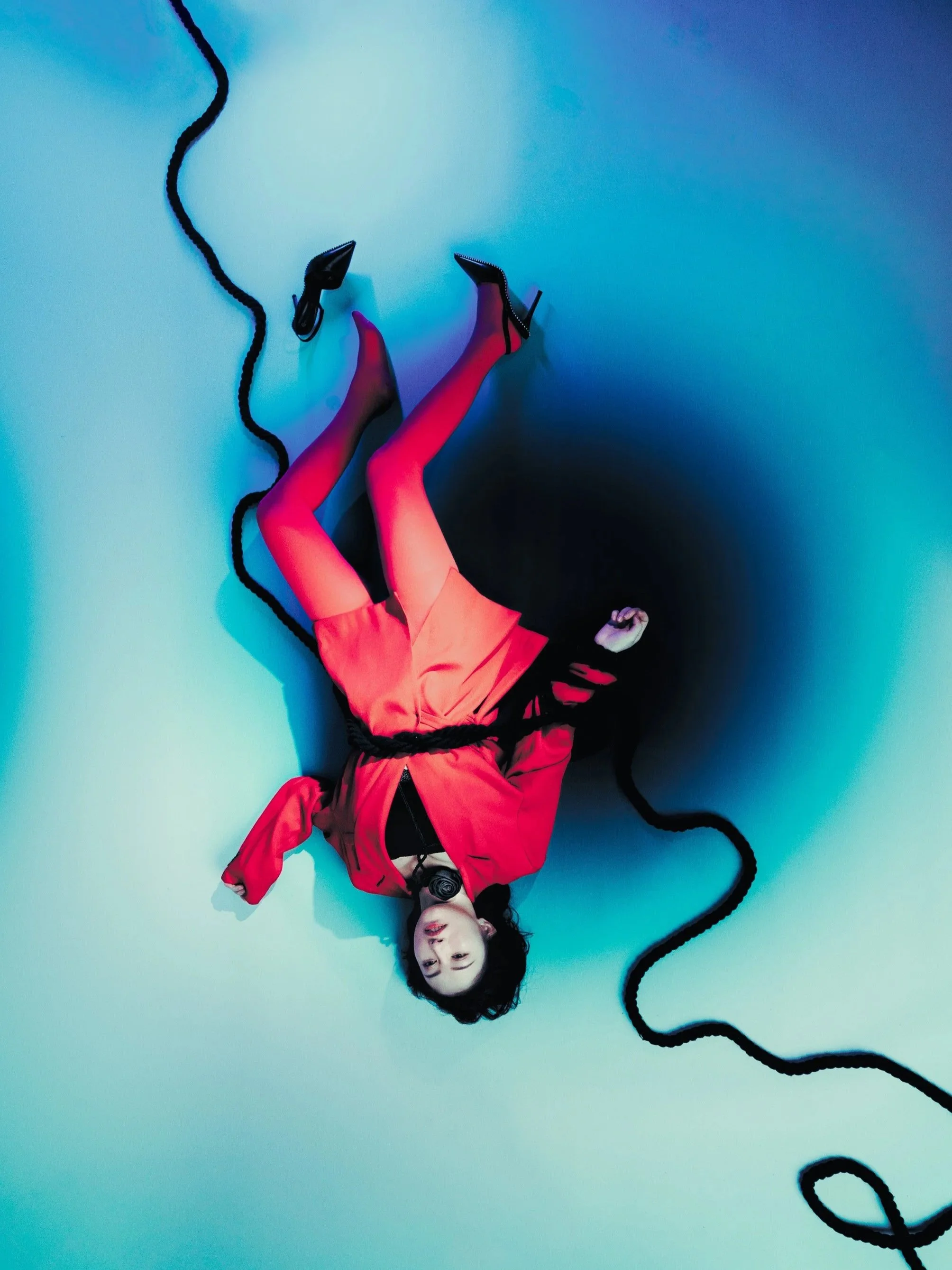 （倒置女性、紅衣、黑色深淵）

在失重與顛倒之間，她被拋進一個沒有方向的世界，身體仍在，歸屬卻已消失。