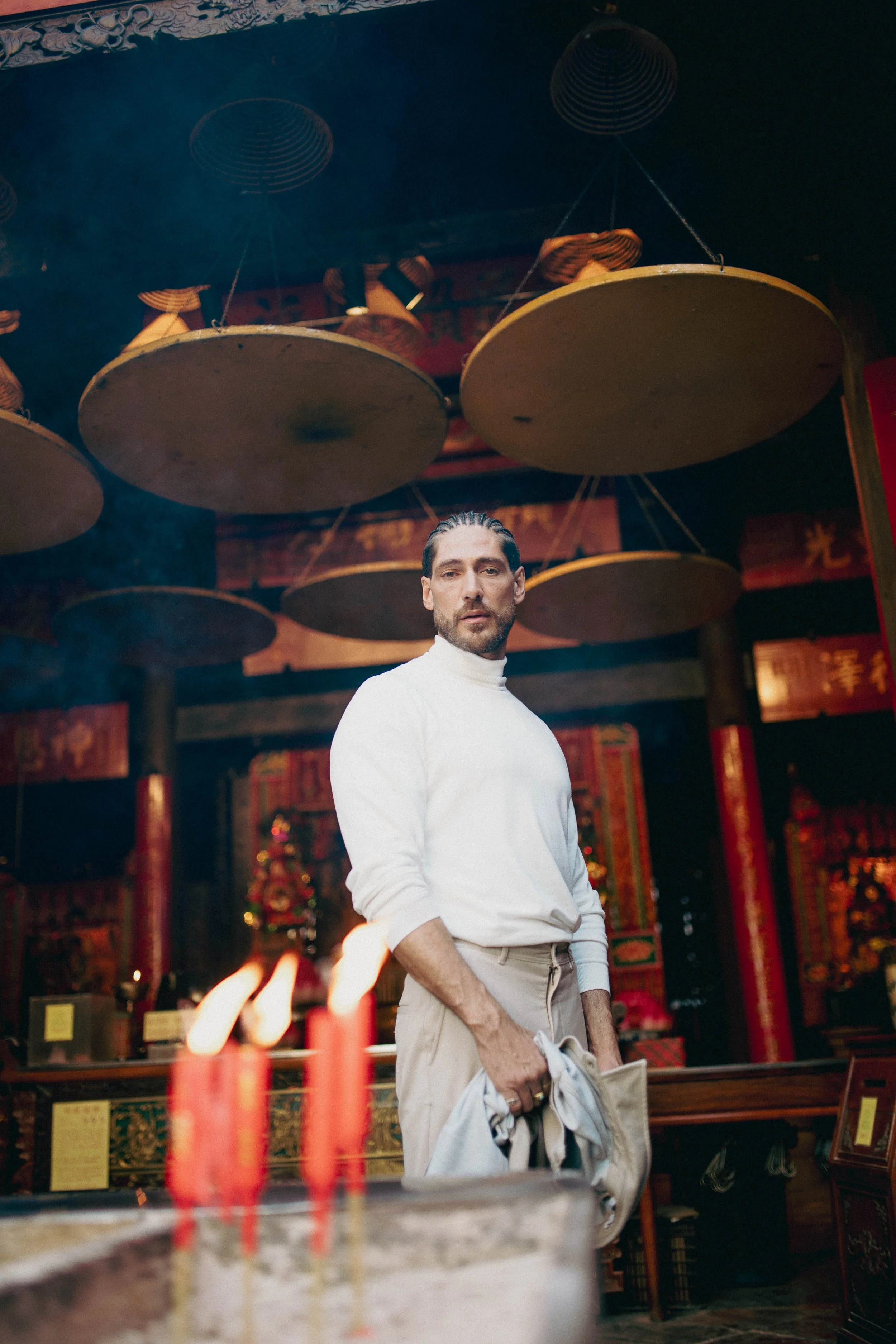 Portrait of Angelo Rodrigues at A-Ma Temple in Macau, featuring traditional architecture, incense burners, and spiritual atmosphere. Retrato de Angelo Rodrigues no Templo de A-Má, em Macau, com arquitetura tradicional, queimadores de incenso e atmosf