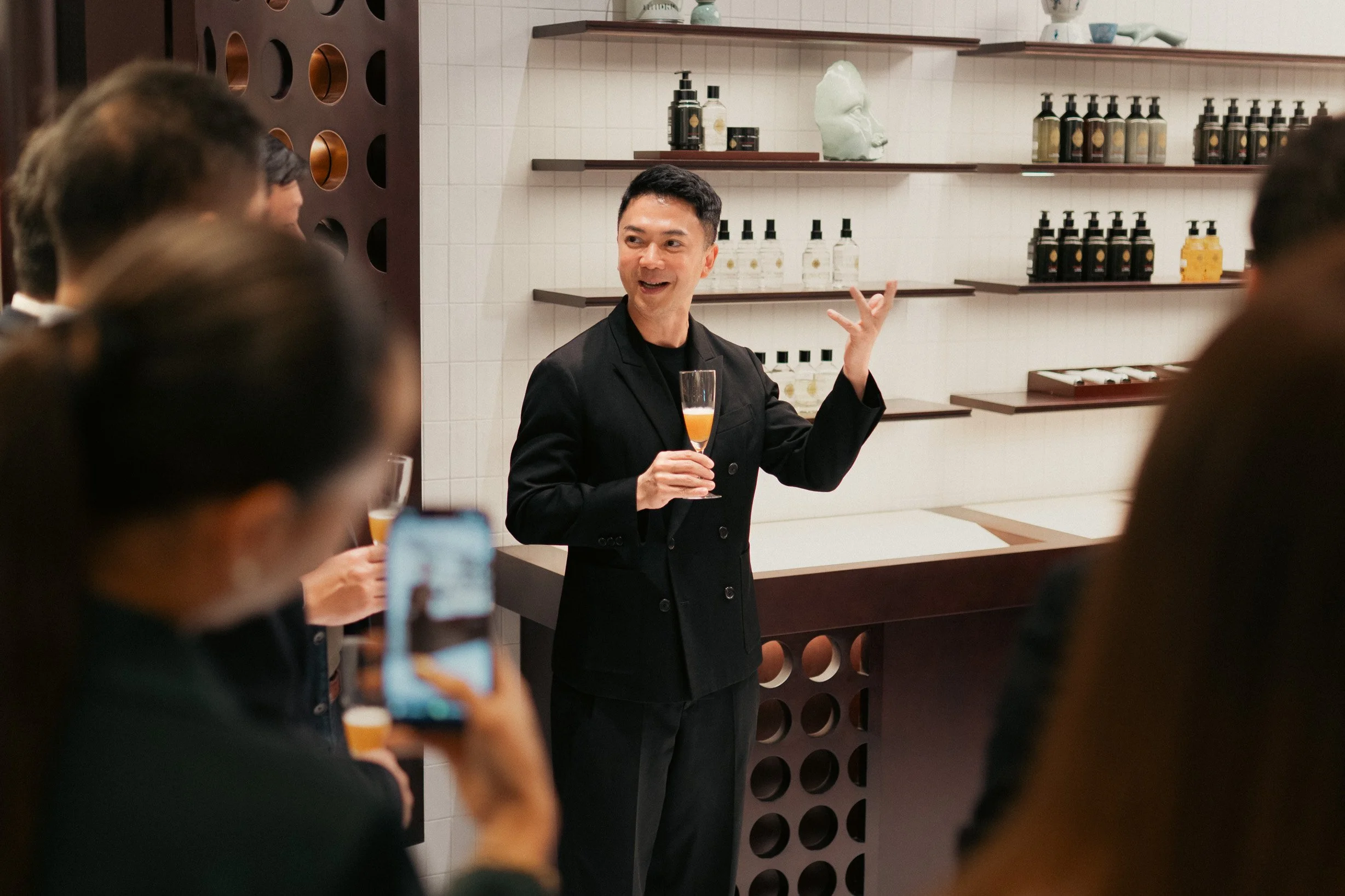 Guest speech during the PAÑPURI flagship boutique opening event at The Venetian Macau, documenting the brand launch atmosphere.

PAÑPURI 澳門威尼斯人旗艦店開幕活動嘉賓致辭現場，記錄品牌發布活動氛圍。