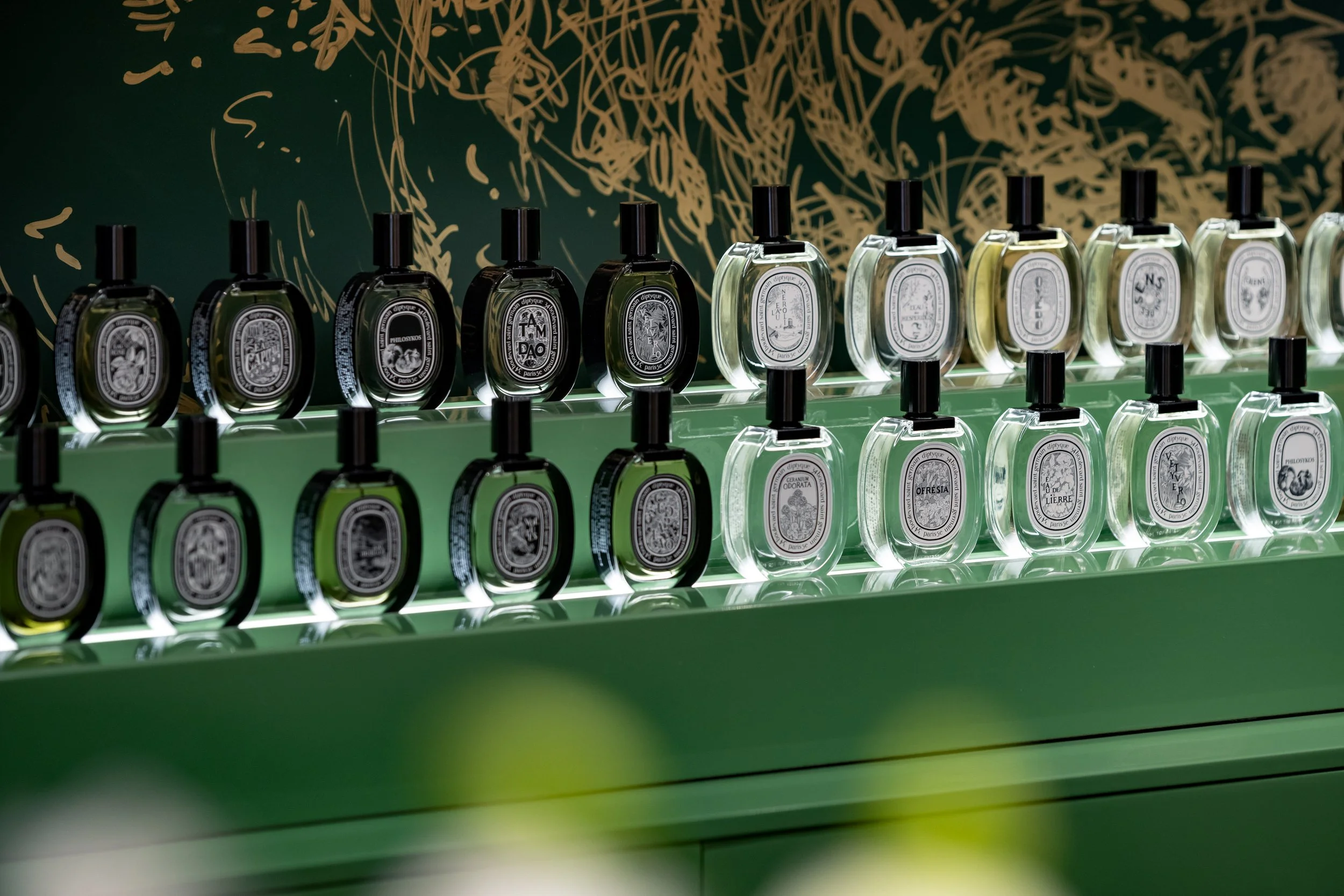 Fragrance wall display

Full fragrance wall showcasing Diptyque perfume collections in a structured and symmetrical layout.
Diptyque 香水牆完整展示，強調有序排列與空間節奏。