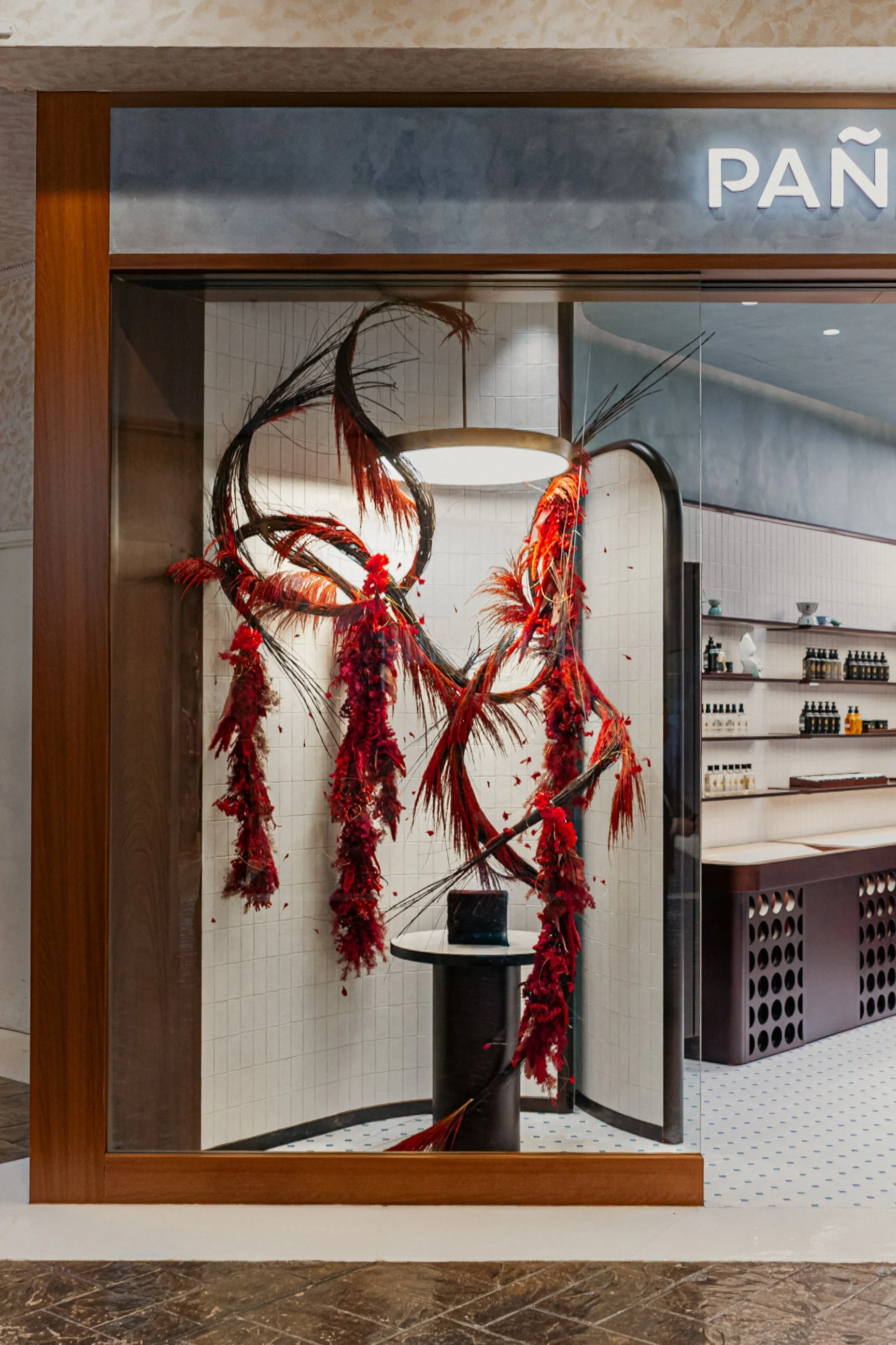 PAÑPURI flagship boutique window display at The Venetian Macau, featuring contemporary retail design and installation inspired by scent rituals.

PAÑPURI 澳門威尼斯人旗艦店櫥窗裝置設計，展現品牌零售空間與香氛概念的視覺設計。澳門室內攝影與建築攝影。