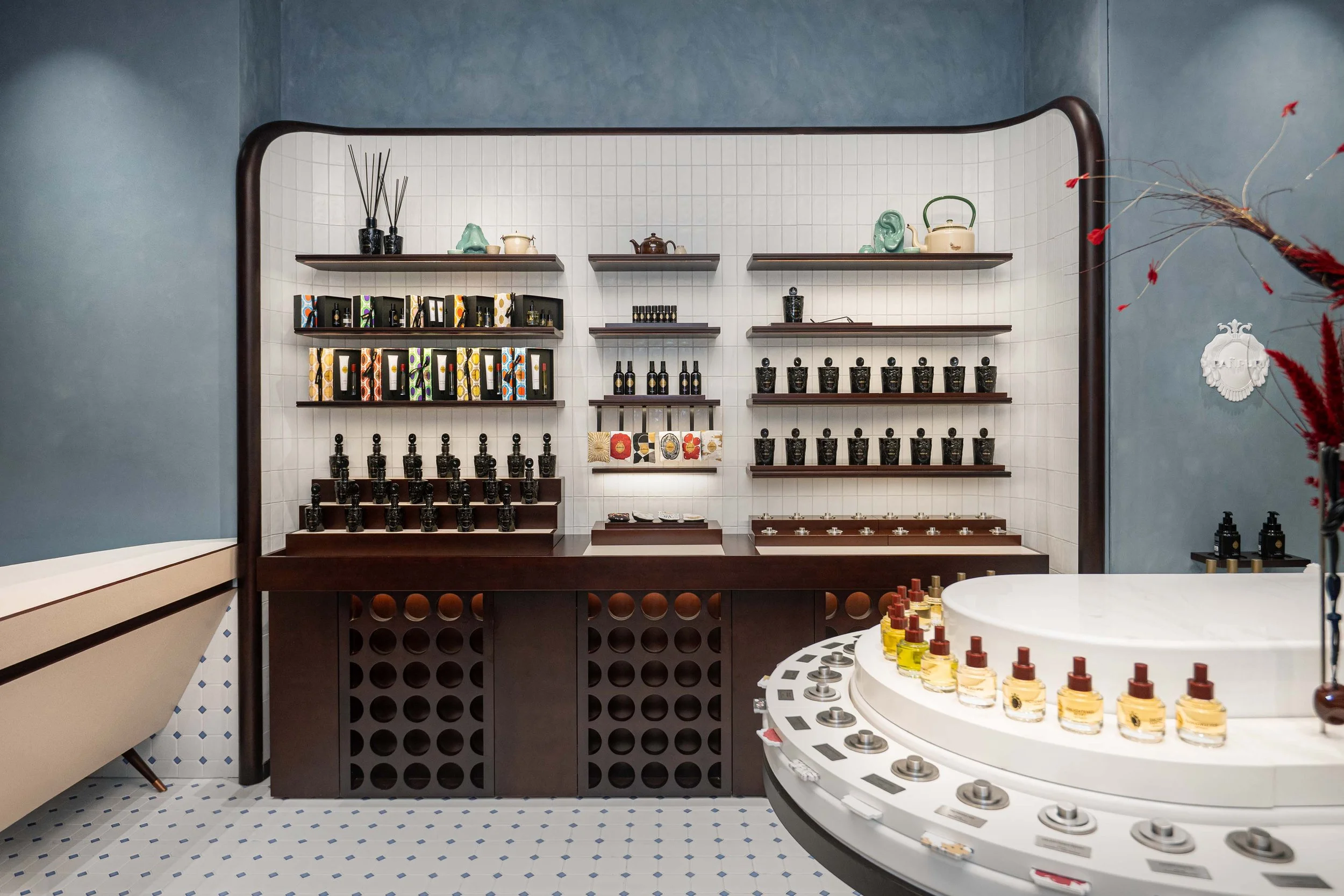 Retail fragrance display inside PAÑPURI flagship boutique at The Venetian Macau, highlighting interior architecture and product presentation.

PAÑPURI 澳門威尼斯人旗艦店香氛展示區，呈現品牌空間設計與產品陳列。澳門室內攝影與建築空間攝影。