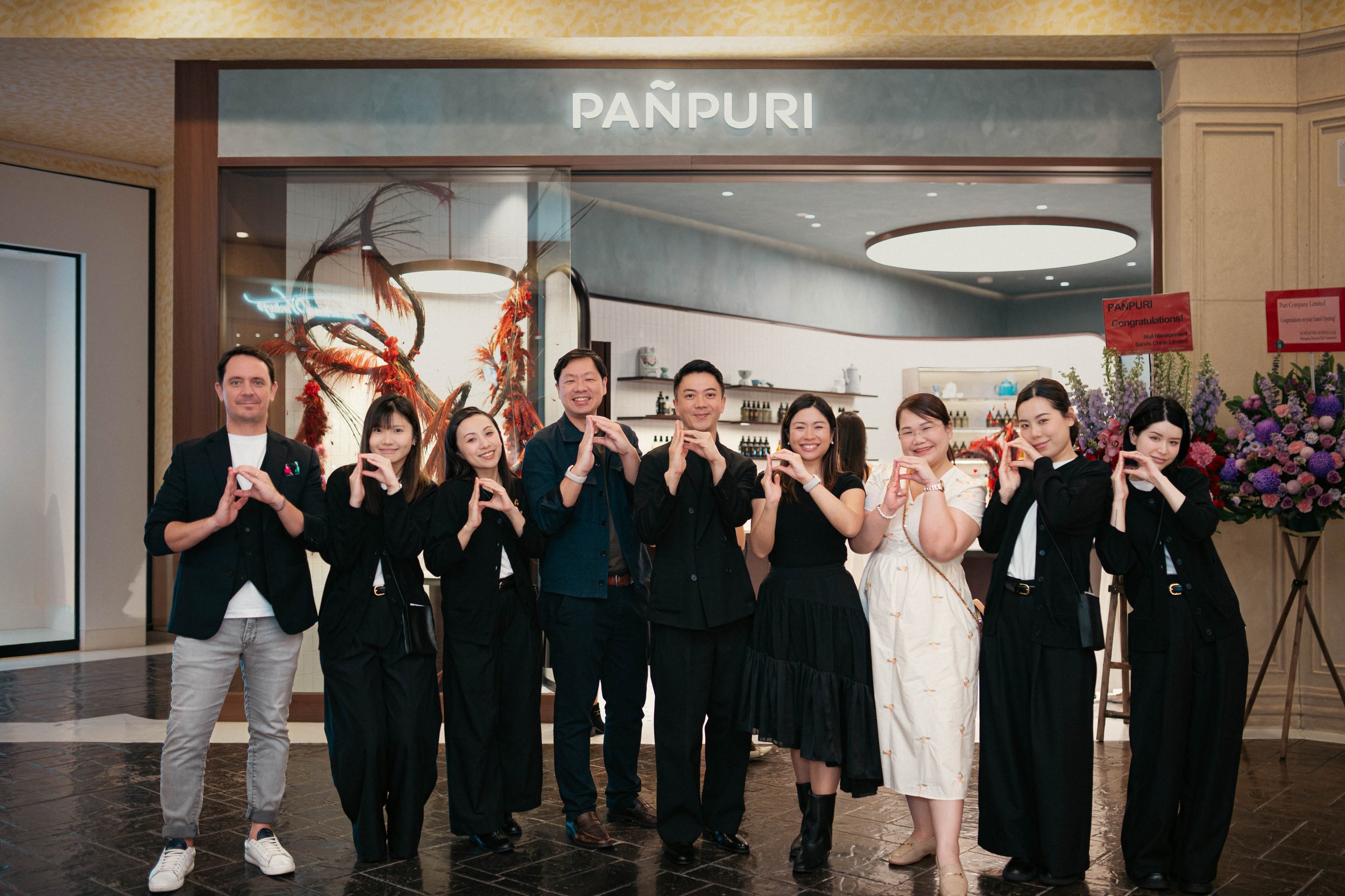 PAÑPURI team group portrait in front of the flagship boutique at The Venetian Macau during the brand opening event.
PAÑPURI 團隊於澳門威尼斯人旗艦店開幕活動現場合照。澳門品牌發布與活動攝影。
