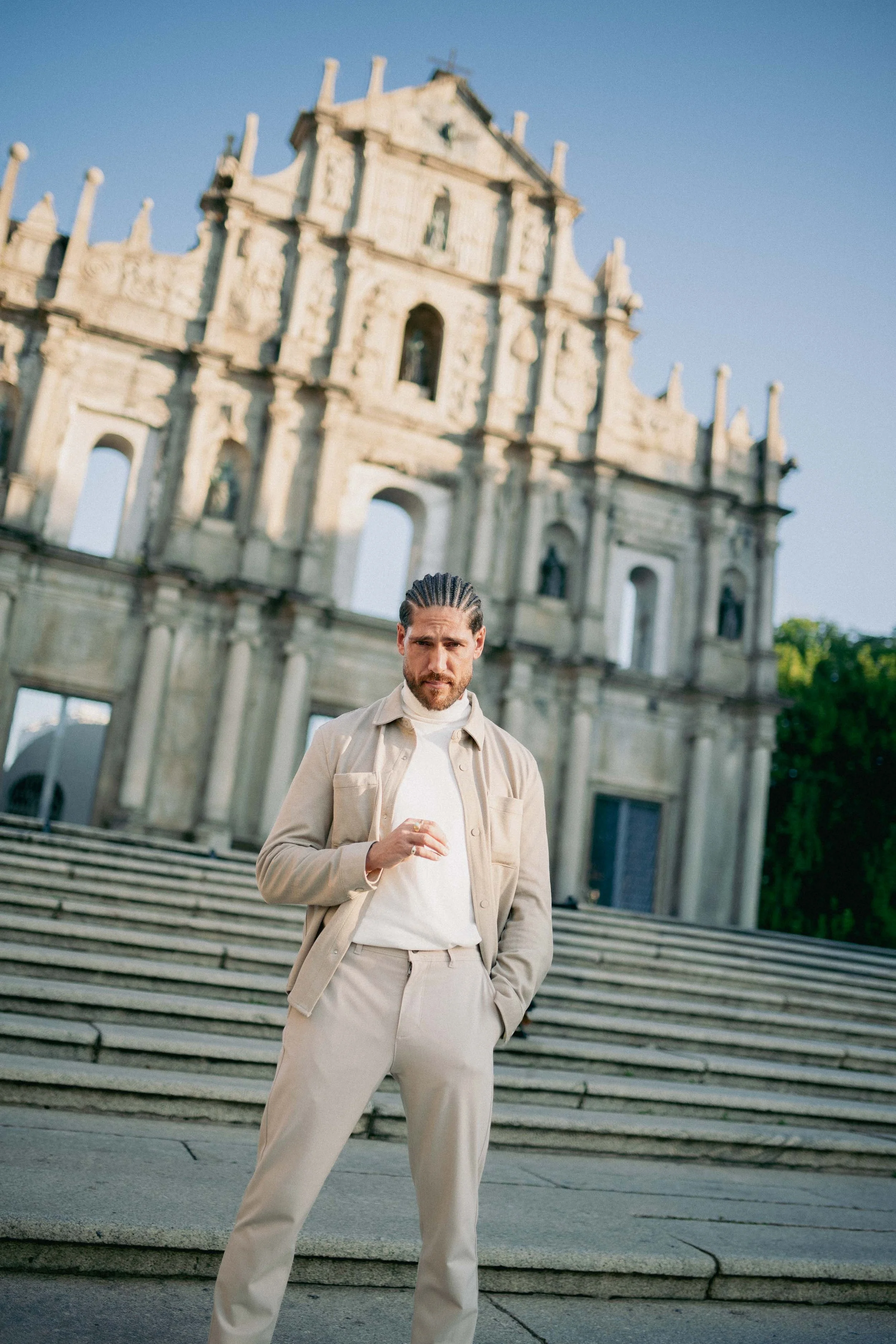 Close-up portrait of Angelo Rodrigues at the Ruins of St. Paul’s, Macau, focusing on facial expression and historic backdrop. Retrato em plano próximo de Angelo Rodrigues nas Ruínas de São Paulo, em Macau, com foco na expressão facial e no cenário hi