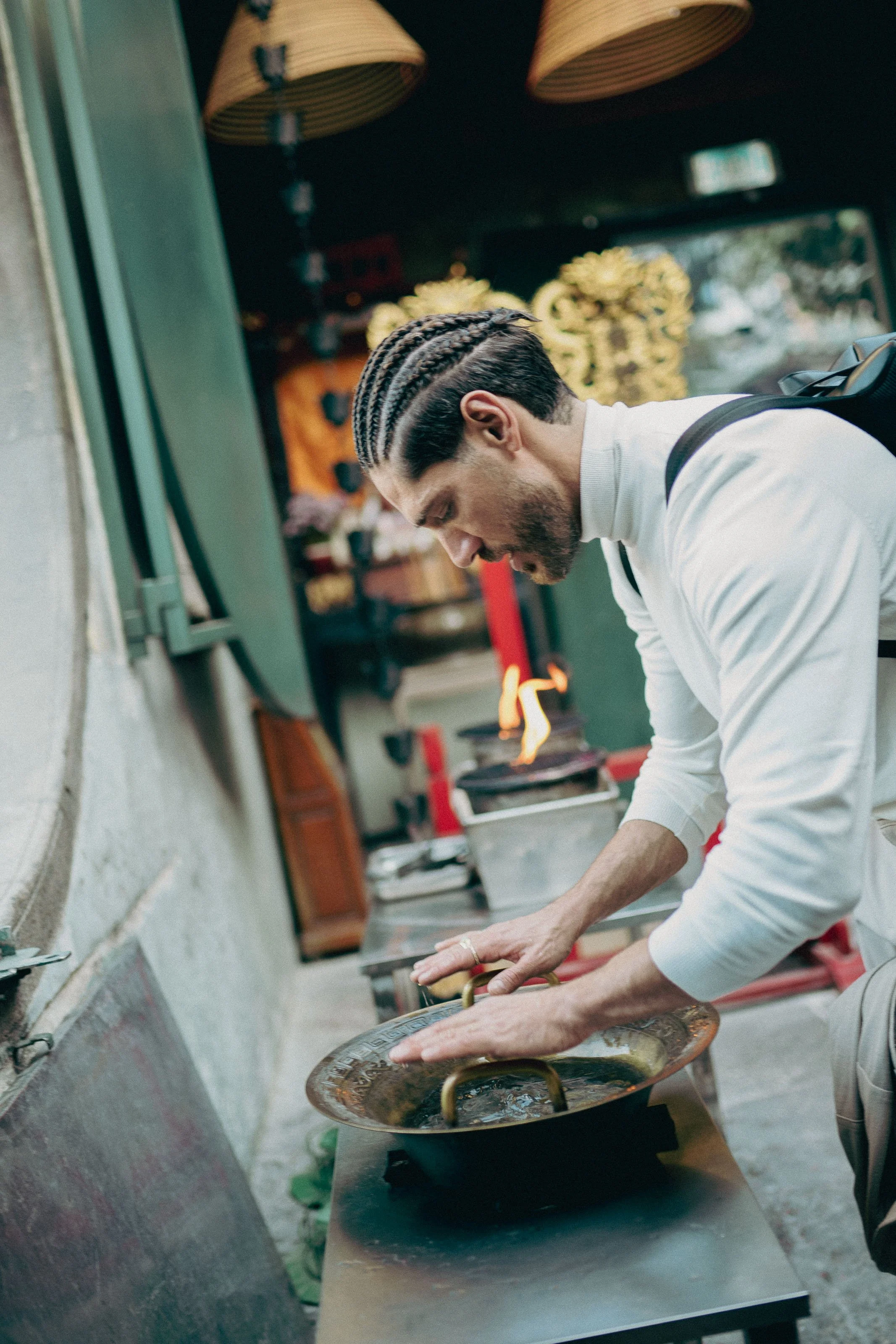 Quiet portrait of Angelo Rodrigues at A-Ma Temple in Macau, captured in natural light with a contemplative mood. Retrato sereno de Angelo Rodrigues no Templo de A-Má, em Macau, captado com luz natural e uma atmosfera contemplativa.