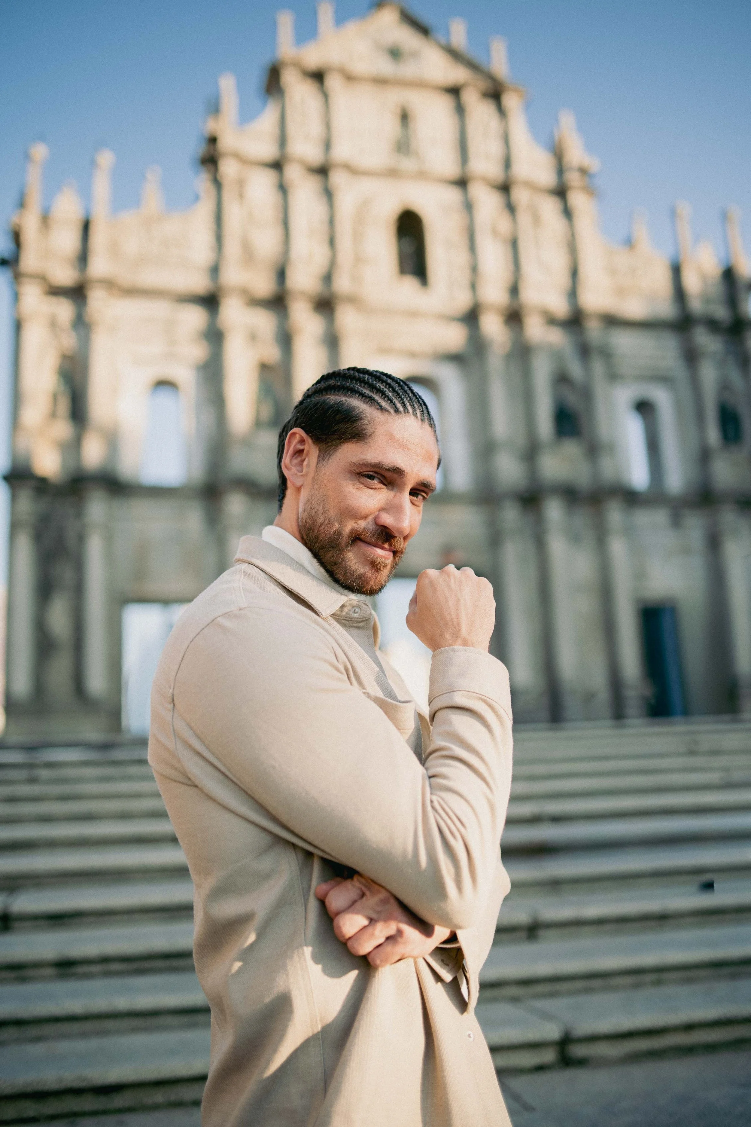 Lifestyle portrait of Angelo Rodrigues at the Ruins of St. Paul’s in Macau, combining travel photography and cultural heritage. Retrato lifestyle de Angelo Rodrigues nas Ruínas de São Paulo, em Macau, combinando fotografia de viagem e património cult