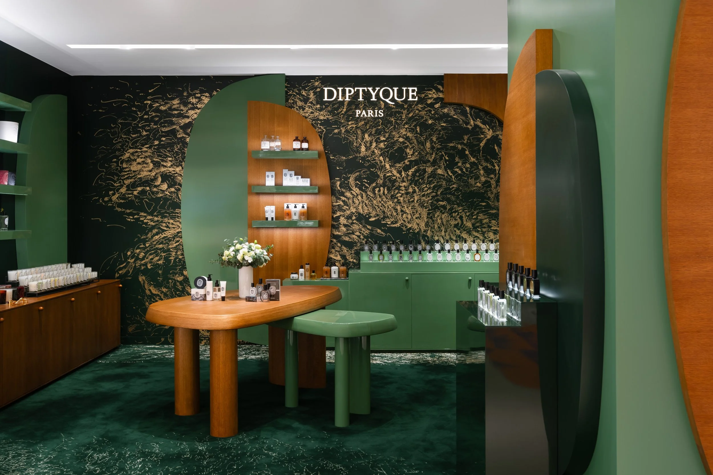 Central table and product styling

Central display table featuring Diptyque products styled for customer interaction within the boutique space.
店內中央展示桌，呈現 Diptyque 產品與空間互動的陳列方式。