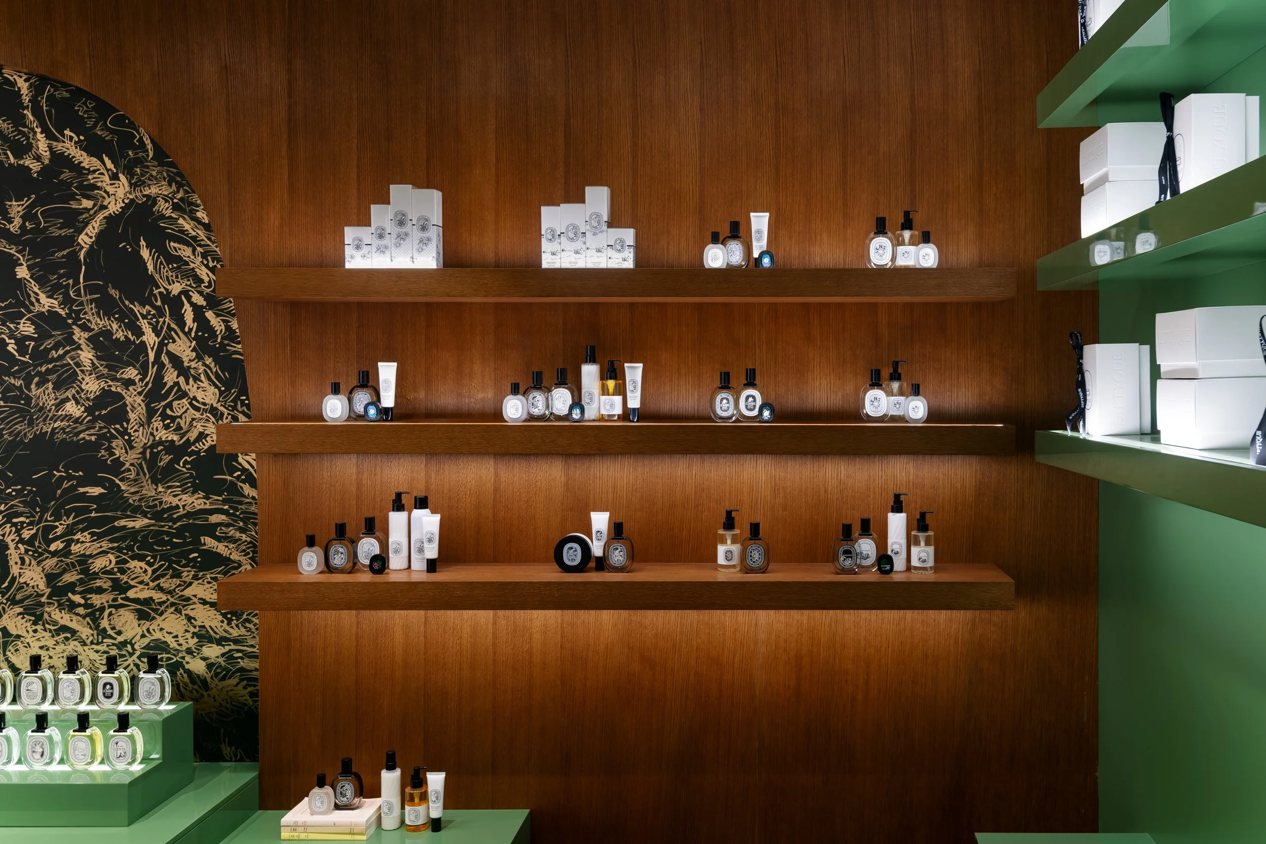 Product and texture close-up

Close-up of Diptyque products against textured wall surfaces, highlighting brand aesthetics and craftsmanship.
產品與牆面紋理特寫，突顯 Diptyque 品牌美學與工藝細節。