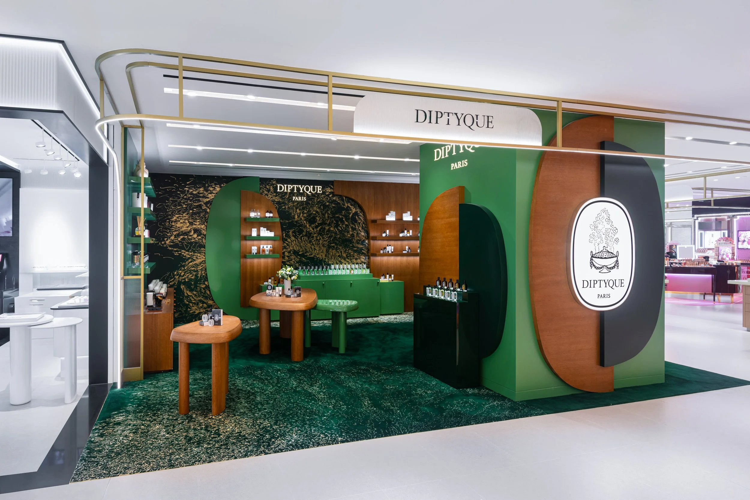 Wide interior perspective

Wide-angle interior photography capturing the full Diptyque retail experience within Galeries Lafayette Macau.
以廣角視角呈現 Diptyque 於 Galeries Lafayette 澳門的整體零售體驗。