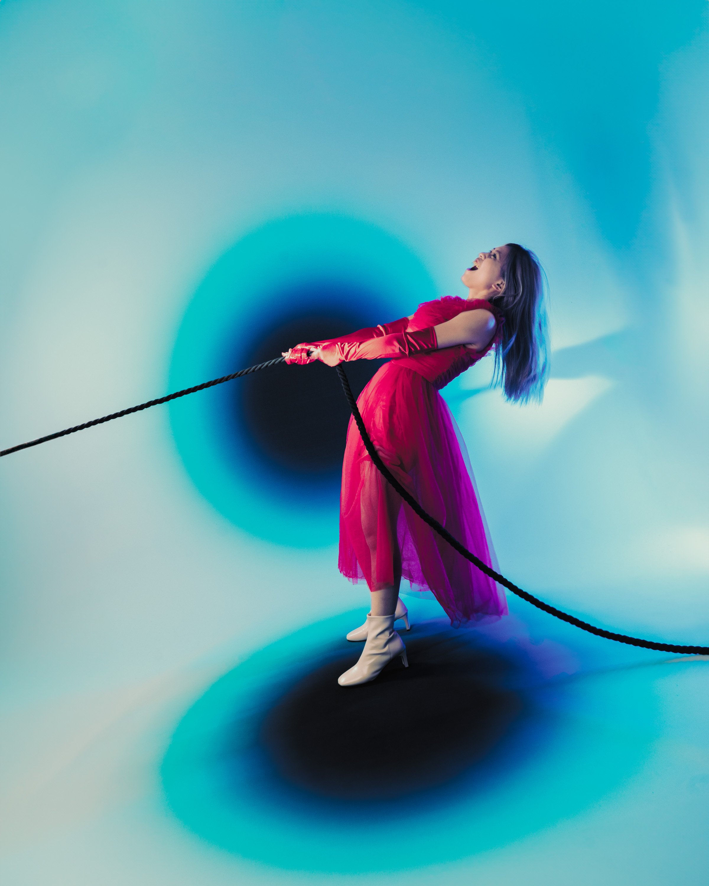 （女性向後拉繩、張力感）她用盡全力向後拉扯，彷彿只要鬆手，整個人生就會被帶走。