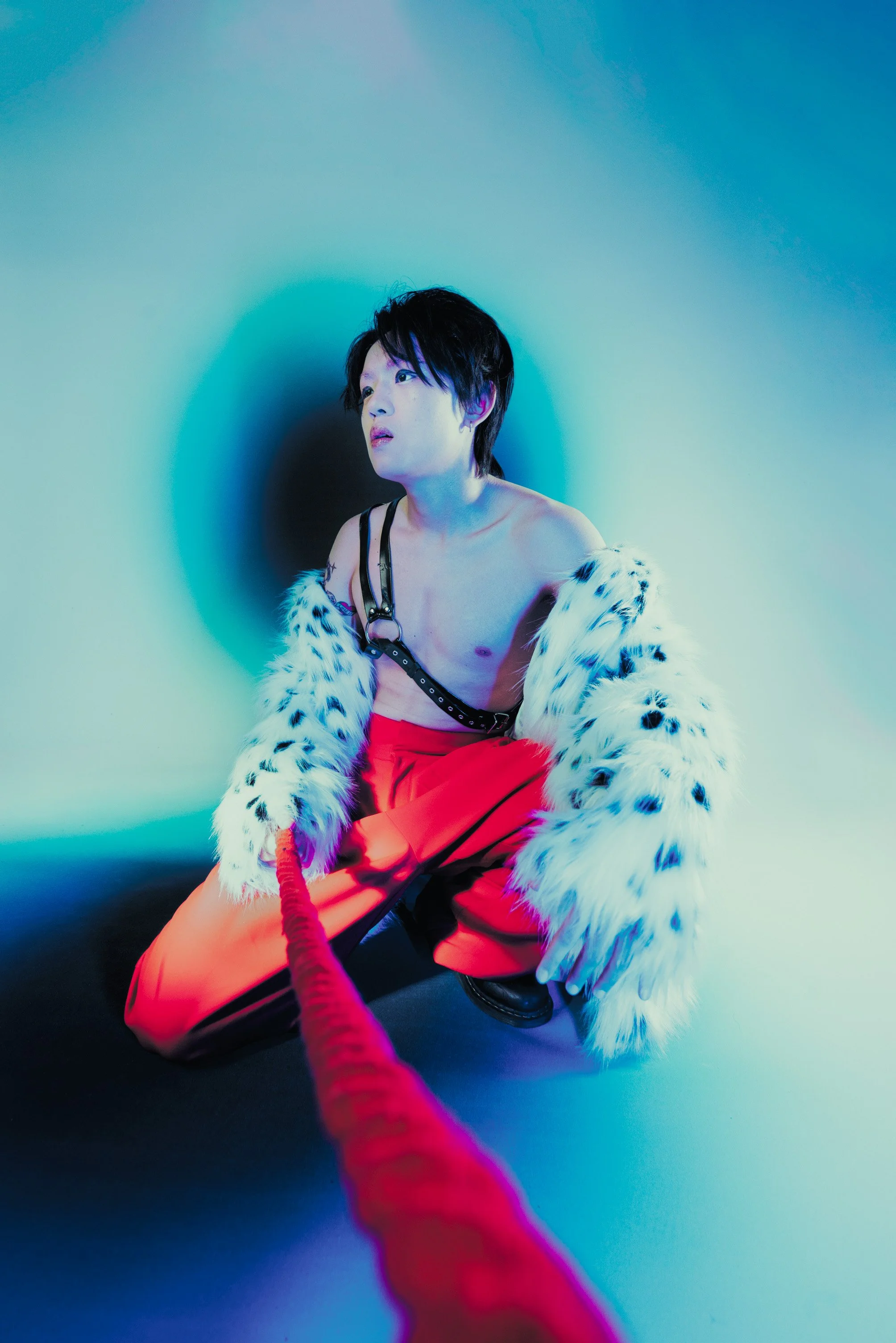 （中性角色、白毛外套、凝視遠方）在身份被剝離之後，剩下的只是一個人，站在世界邊緣重新定義自己。