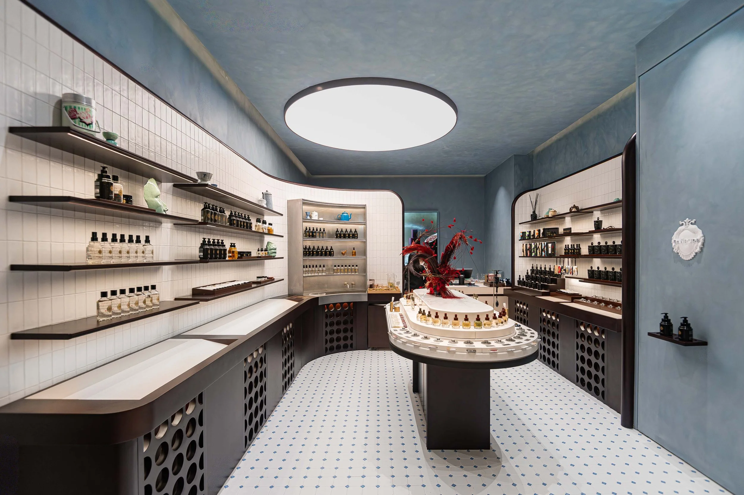 Interior architecture of PAÑPURI flagship boutique at The Venetian Macau. Retail interior photography capturing spatial design and fragrance display.

PAÑPURI 澳門威尼斯人旗艦店室內空間設計與香氛展示。澳門室內攝影與零售空間攝影。