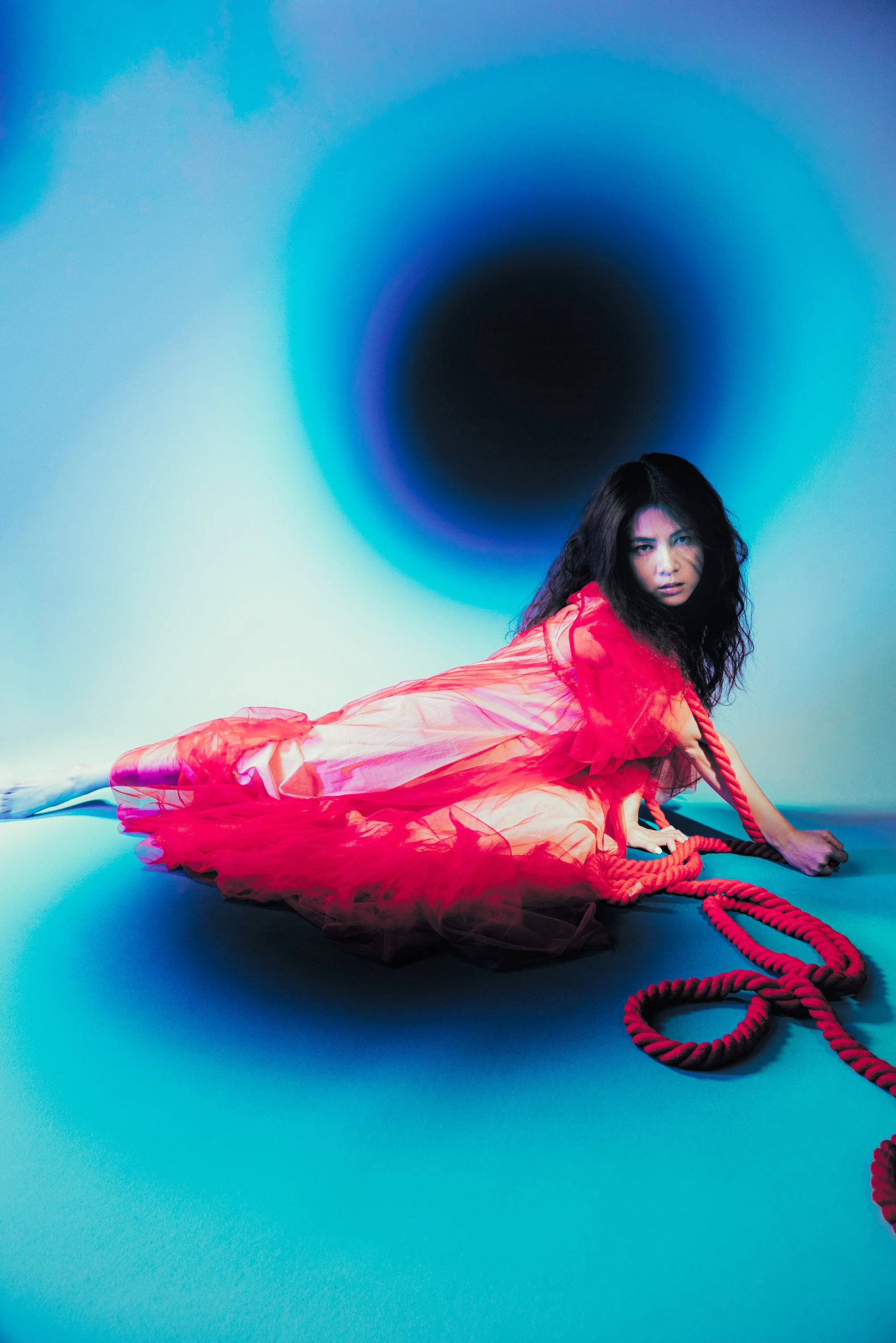 （女性伏地、紅紗、低姿態）當希望被拉到最低點，身體只能貼近地面，等待下一次呼吸的機會。