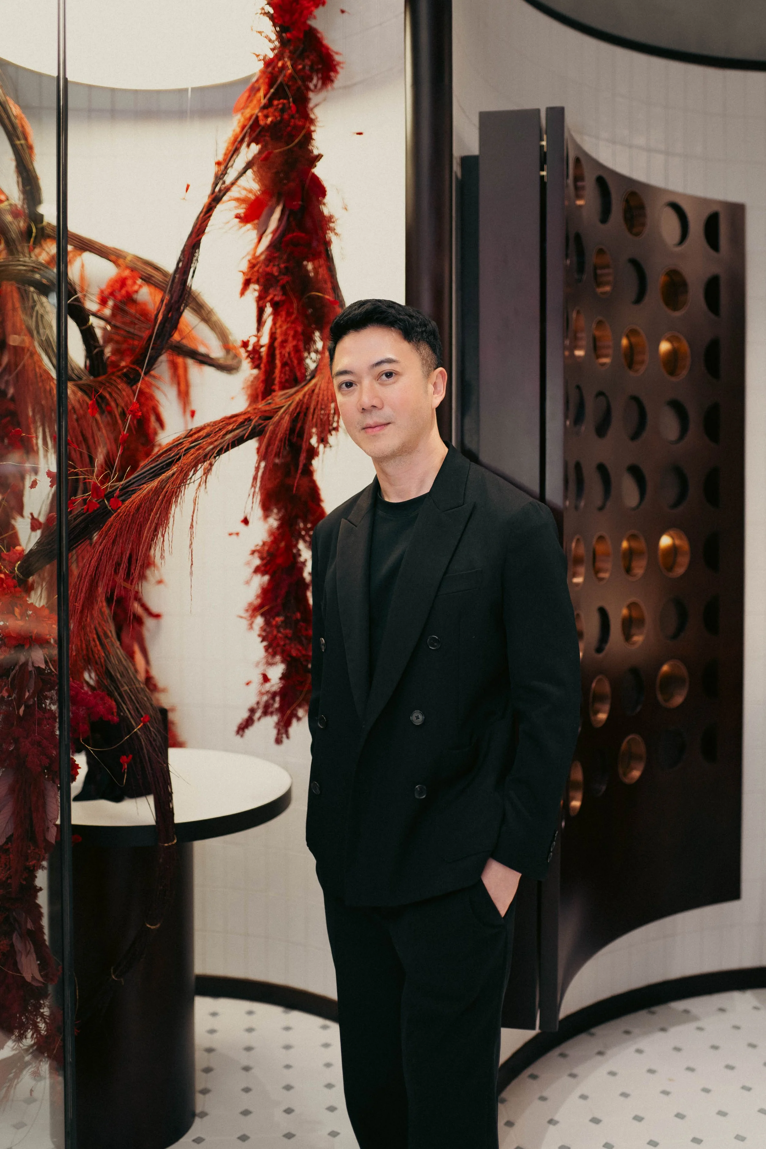 Portrait of Vorravit Siripark, founder of PAÑPURI, at the PAÑPURI The Venetian Macau flagship boutique opening. Macau event photography and brand launch documentation.

PAÑPURI 創辦人 Vorravit Siripark 於澳門威尼斯人 PAÑPURI 旗艦店開幕活動。澳門活動攝影與人物肖像攝影。
