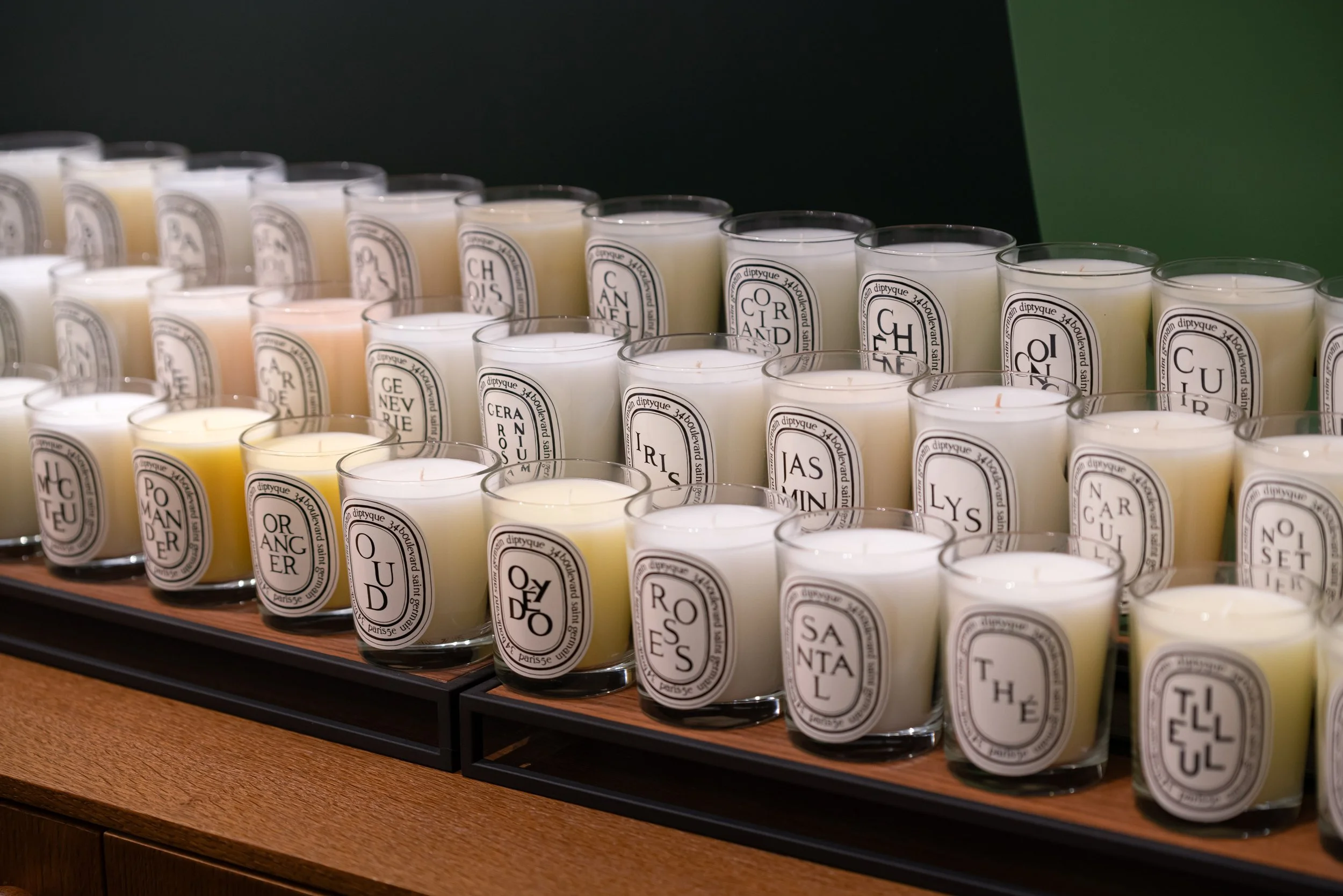 Candle collection display

Diptyque scented candle collection arranged on wooden shelving with soft, controlled lighting.
Diptyque 香氛蠟燭系列陳列，透過木質層架與柔和燈光營造氛圍。