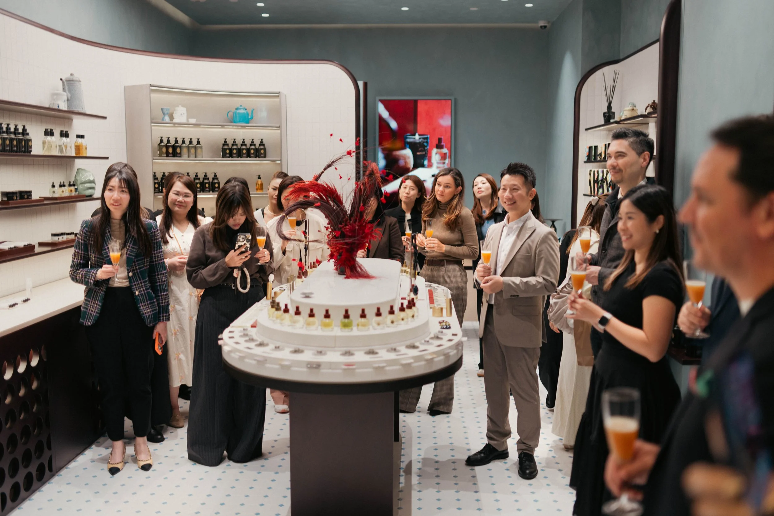 Guests attending the PAÑPURI flagship boutique opening event inside the retail space at The Venetian Macau.

嘉賓參與 PAÑPURI 澳門威尼斯人旗艦店開幕活動。澳門品牌活動攝影與零售空間紀錄。