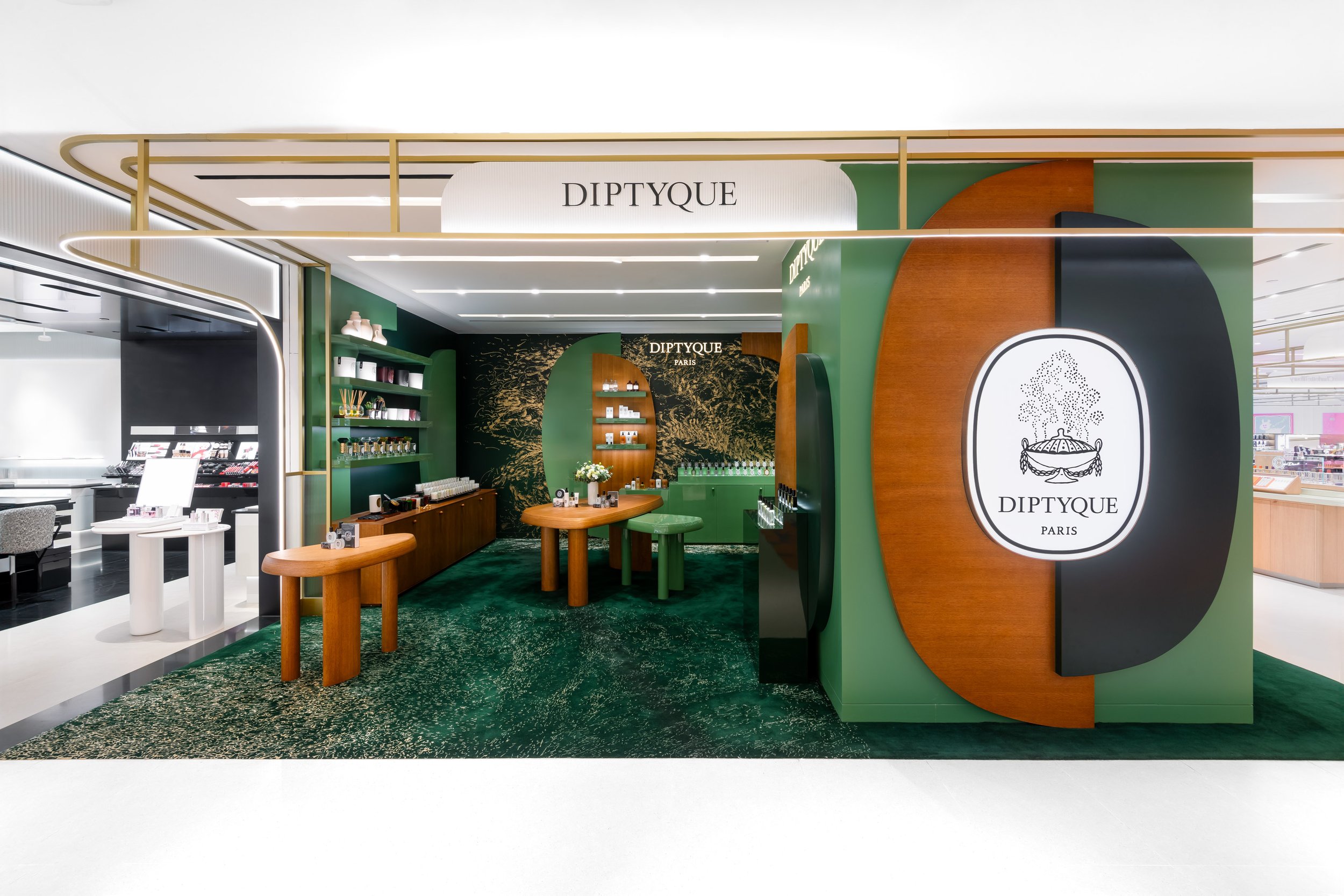 Storefront and spatial layout

Exterior view of Diptyque Galeries Lafayette Macau, showcasing the open retail layout and architectural structure.
Diptyque Galeries Lafayette 澳門專門店外觀，呈現開放式零售空間與整體結構設計。