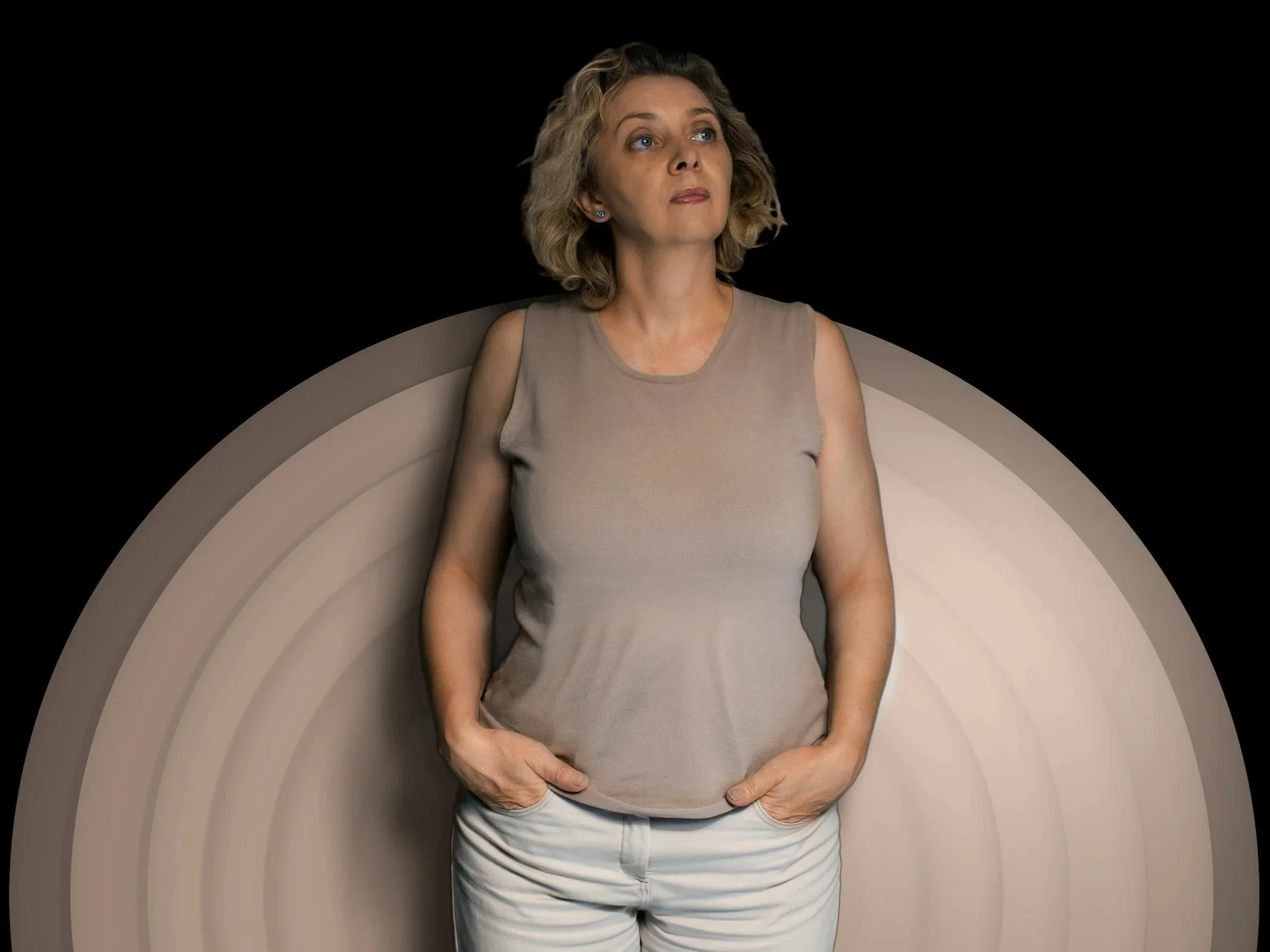 Eine Frau schaut in die Ferne