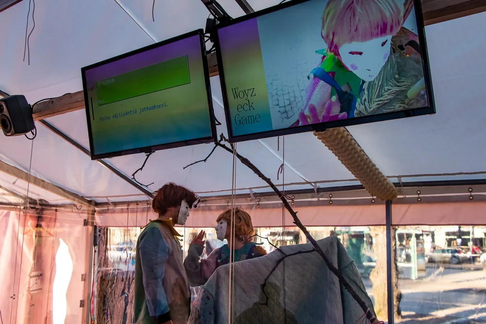 Examples of twine game that make interesting use of the medium r