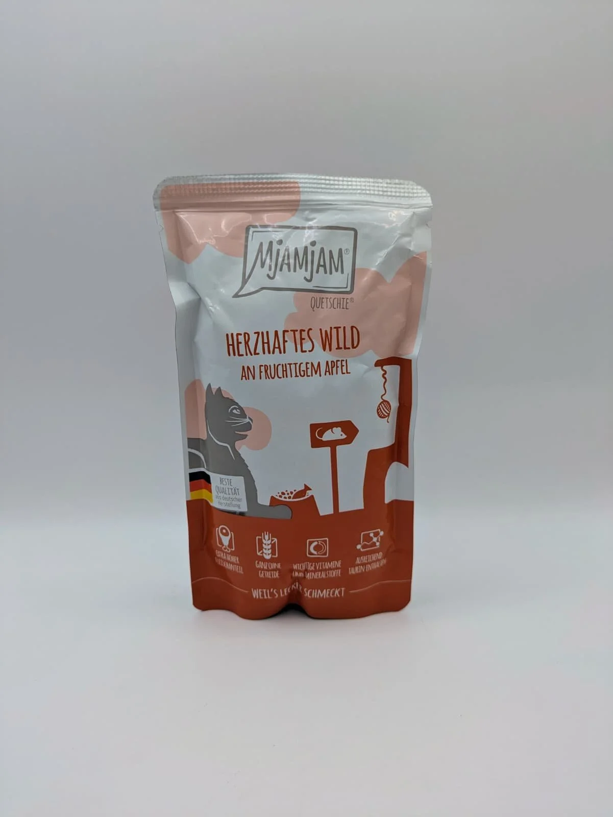 venado con manzana.jpg