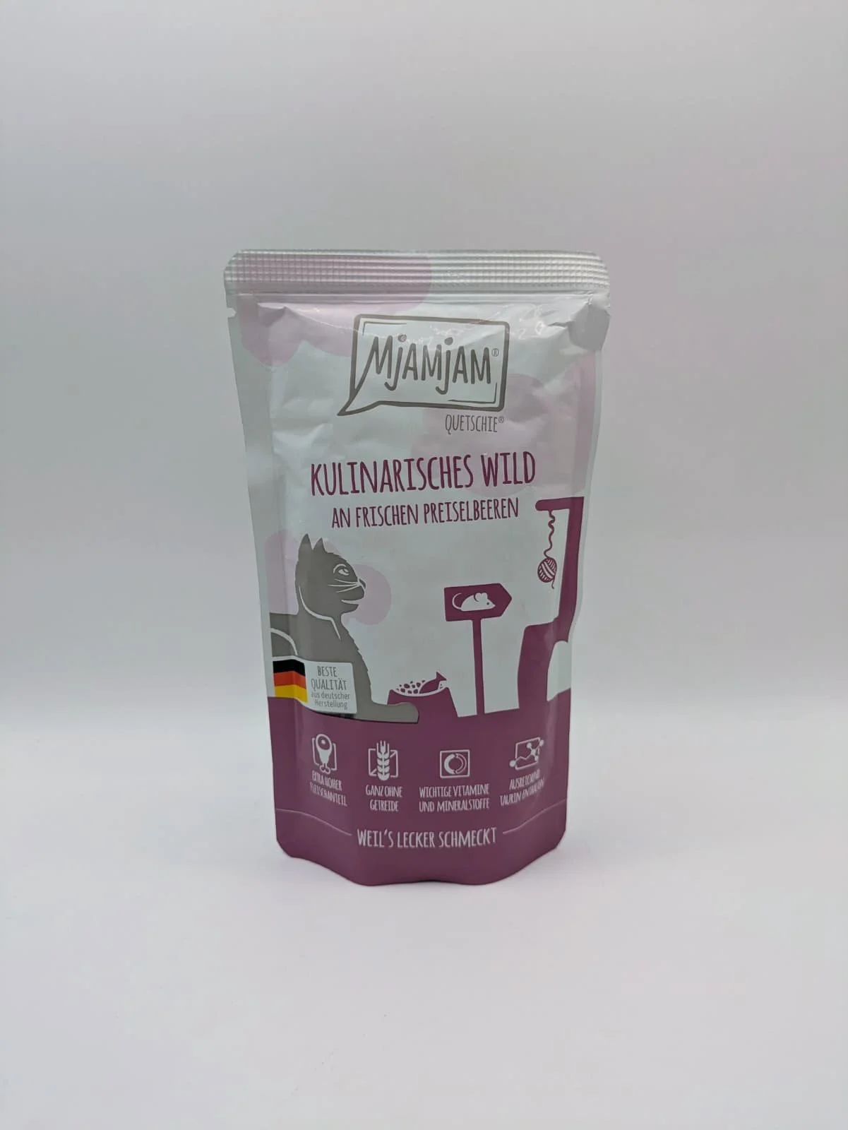 Carne de venado sabrosa con arándanos frescos