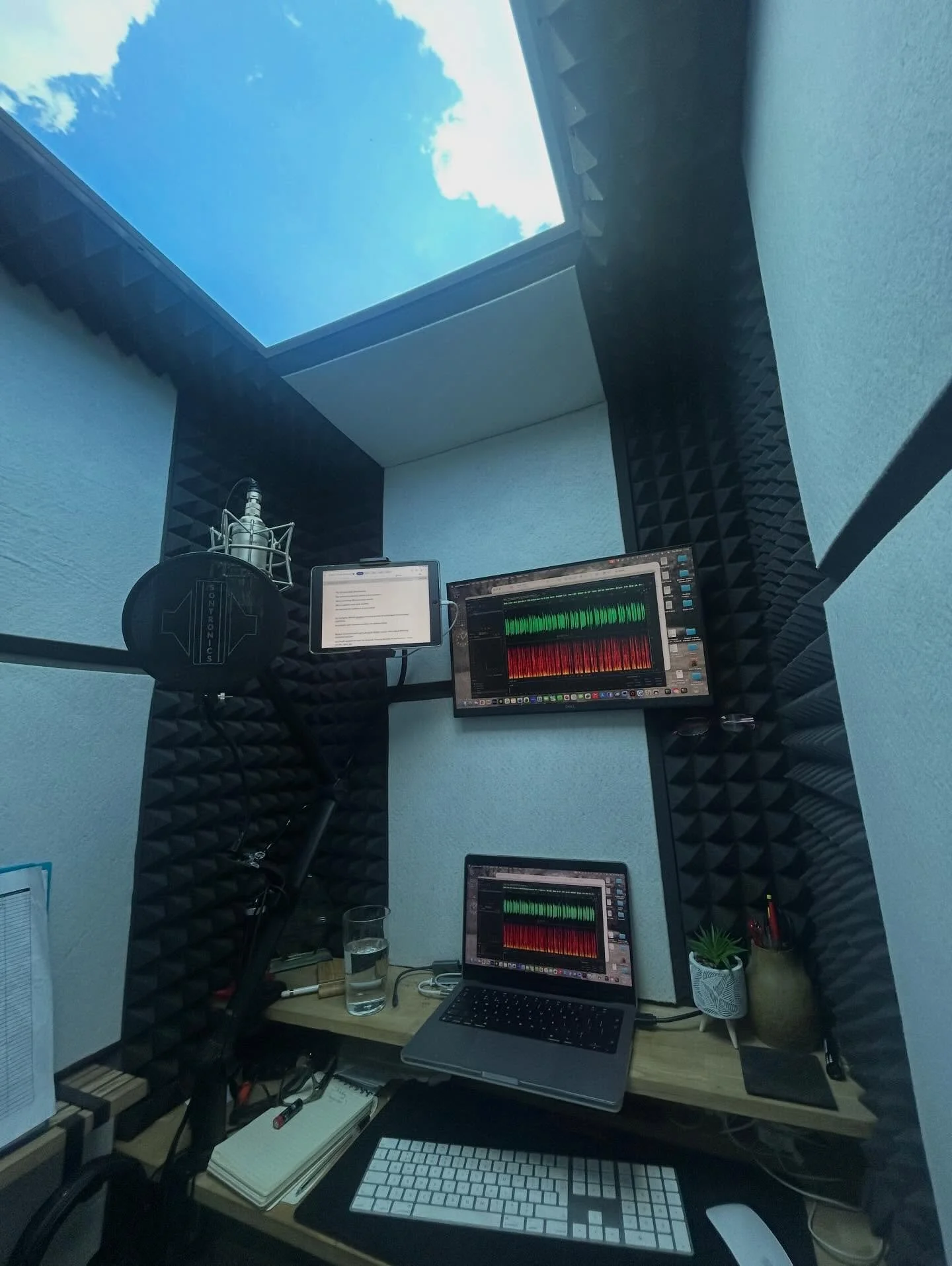Morning all!! 

January is nearly over, it&rsquo;s been a slow month in the #VO #voiceover booth, but picking up now, I think businesses are back on track for a busy year. This morning started with a lovely narration for a great repeat client of mine