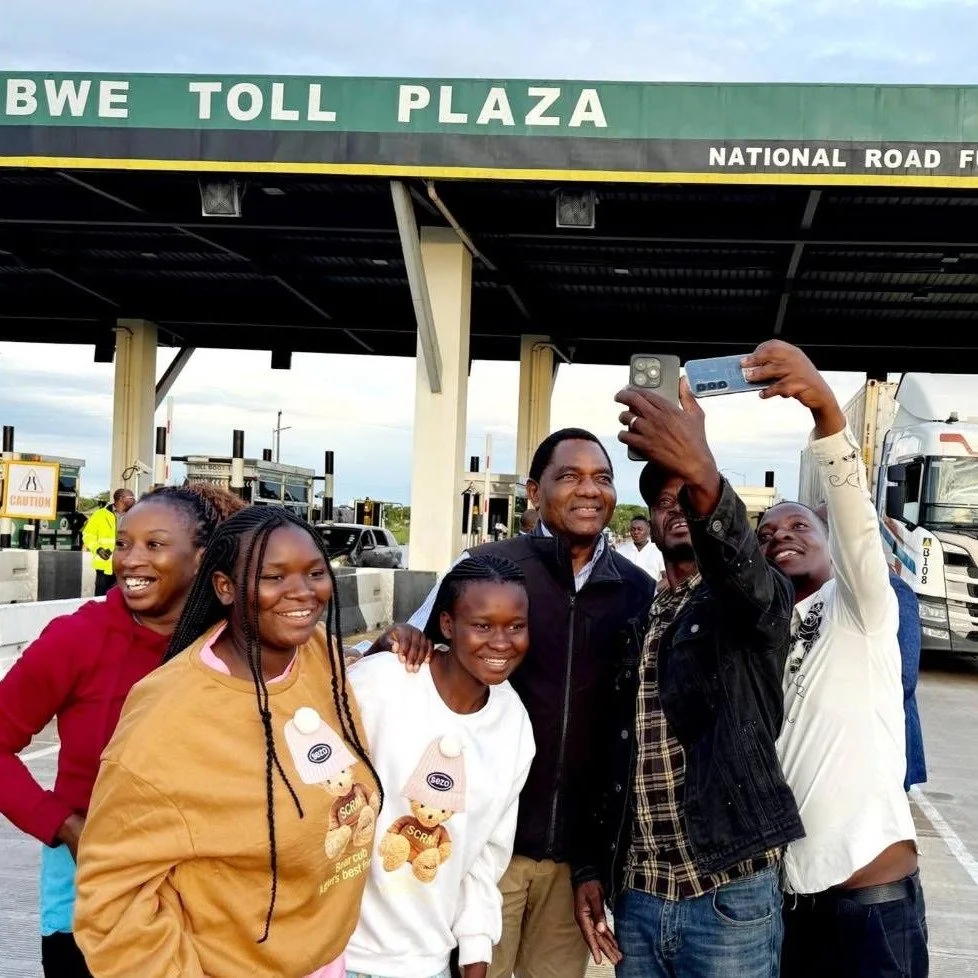 Time spent with fellow citizens is always time well spent. 

Passing through Daniel Munkombwe Toll Plaza in Choma on Monday, I stopped for a chat at the side of the road to say Hi. 

Hi 👋 

Bally