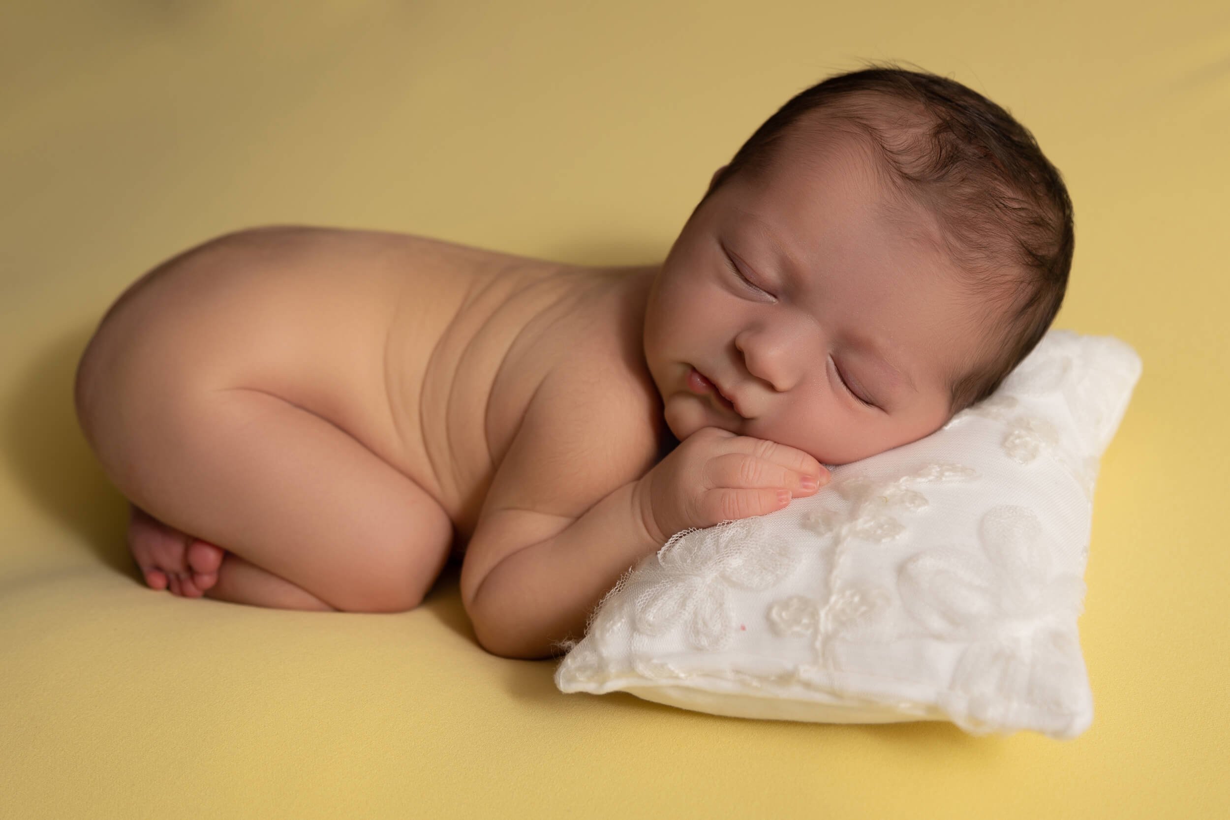 newborn beanbag poses photographry bum up.jpg