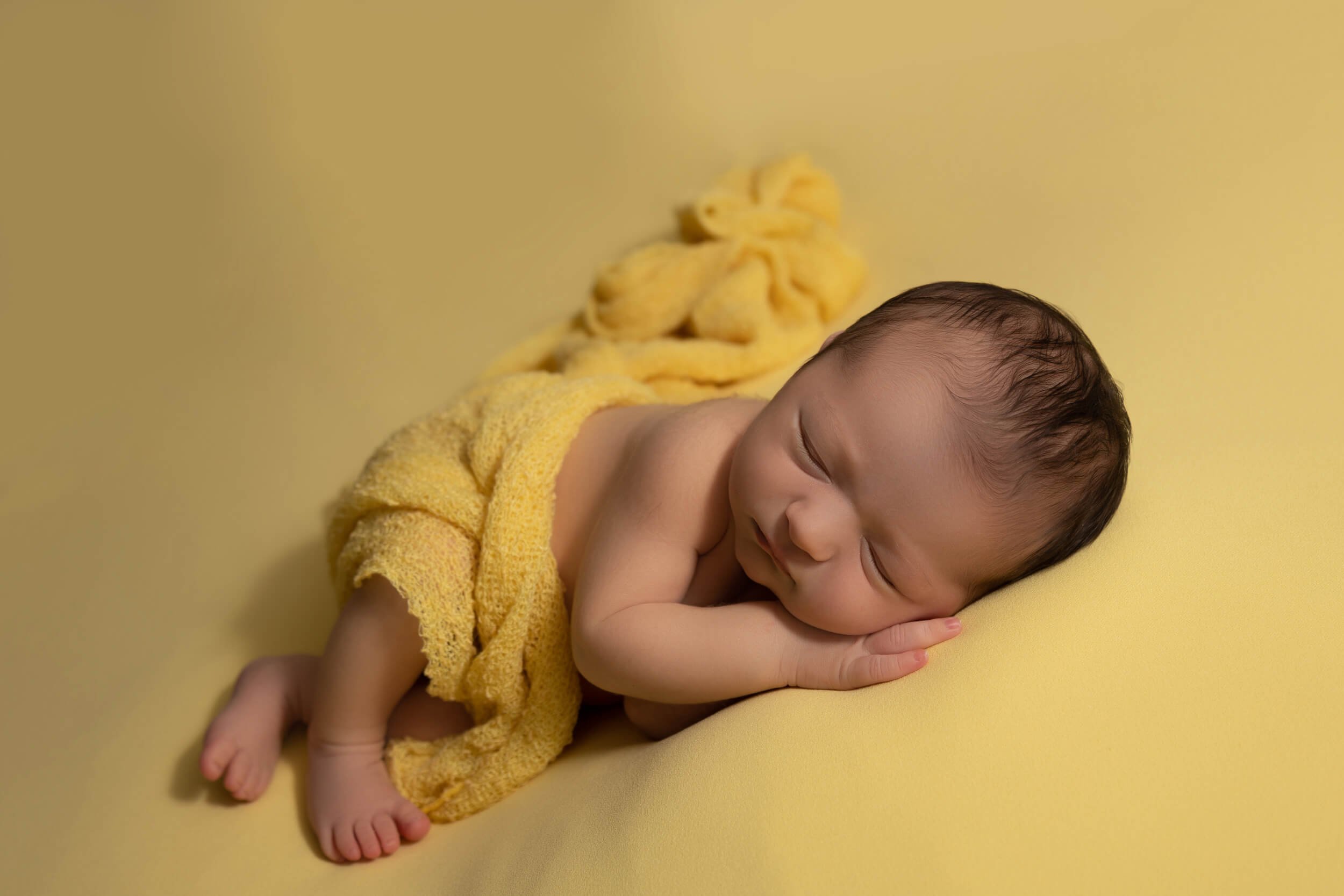 newborn beanbag poses photographry side lay.jpg