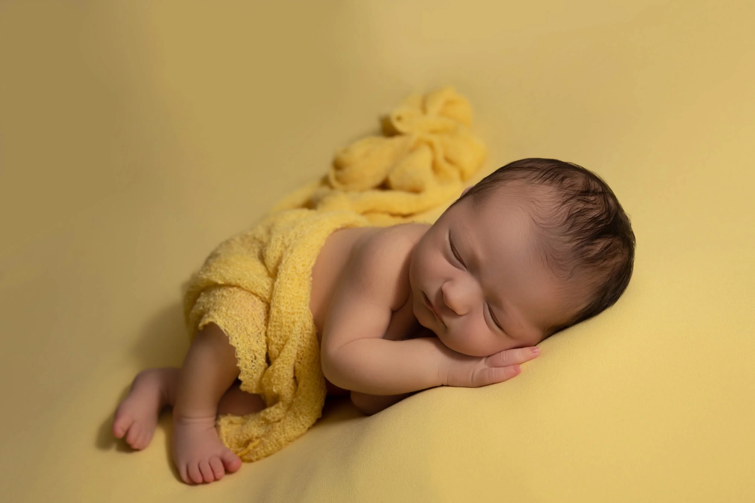 newborn beanbag poses photographry side lay.jpg