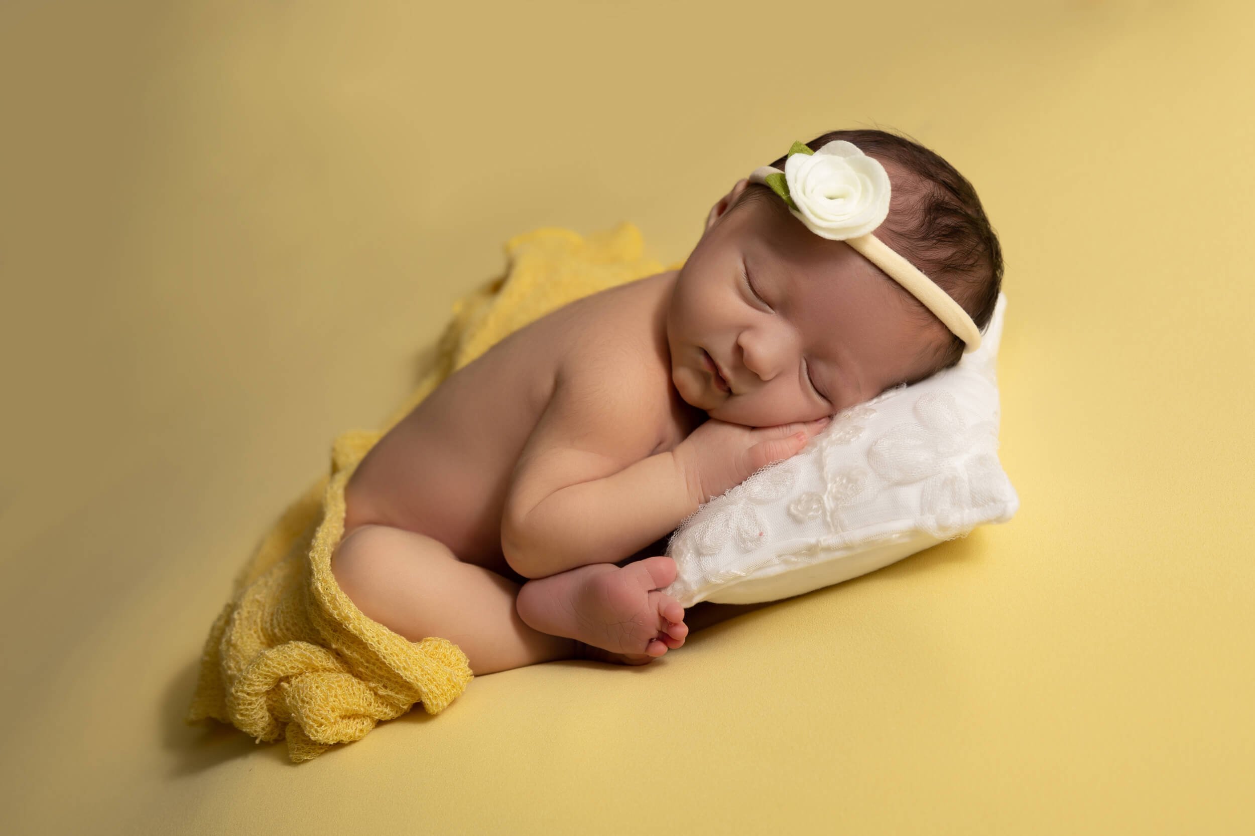 newborn beanbag poses photographry taco.jpg