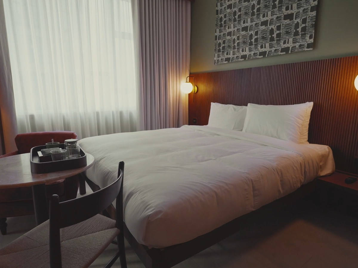 mollie's manchester hotel king size bedroom refurbishment completed by medlock frb