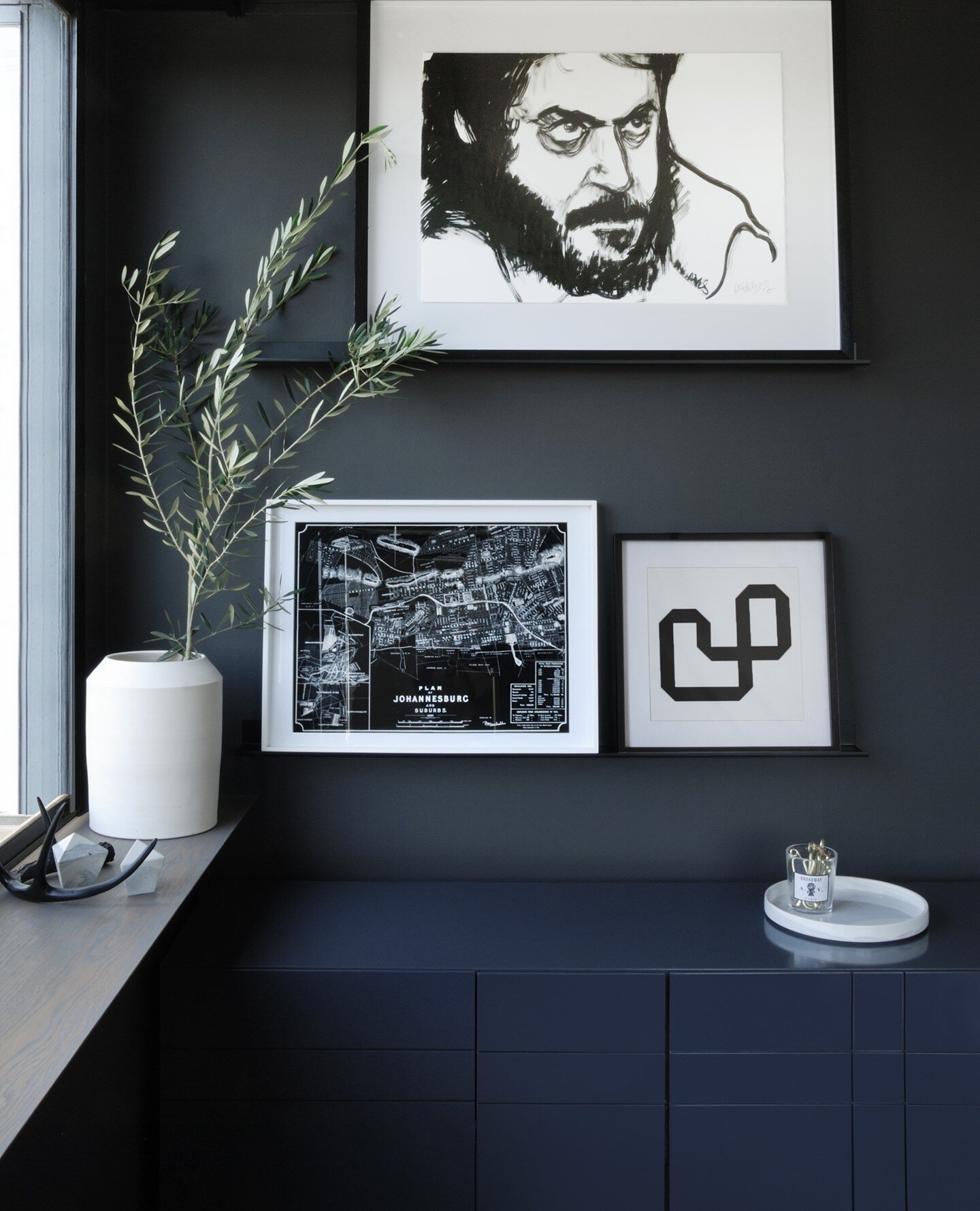 Extending an olive branch.. sorry we have been MIA the past few weeks, but we have been busy working on a very exciting project. Details to be revealed soon!⁠
⁠
In the meantime here is a moody corner elevated by bold black and white art and the E-uni