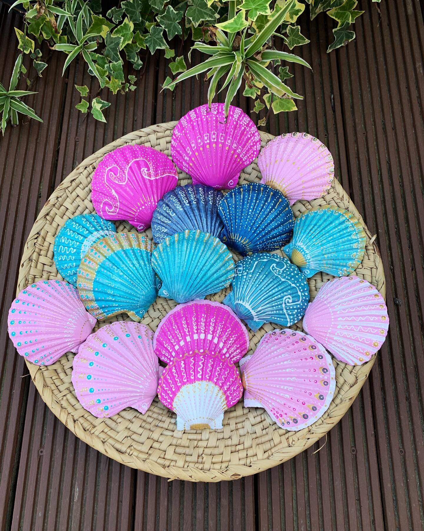 I&rsquo;m back ! And here&rsquo;s a basket of painted scallop shells to celebrate. Happy Friday everyone 😀