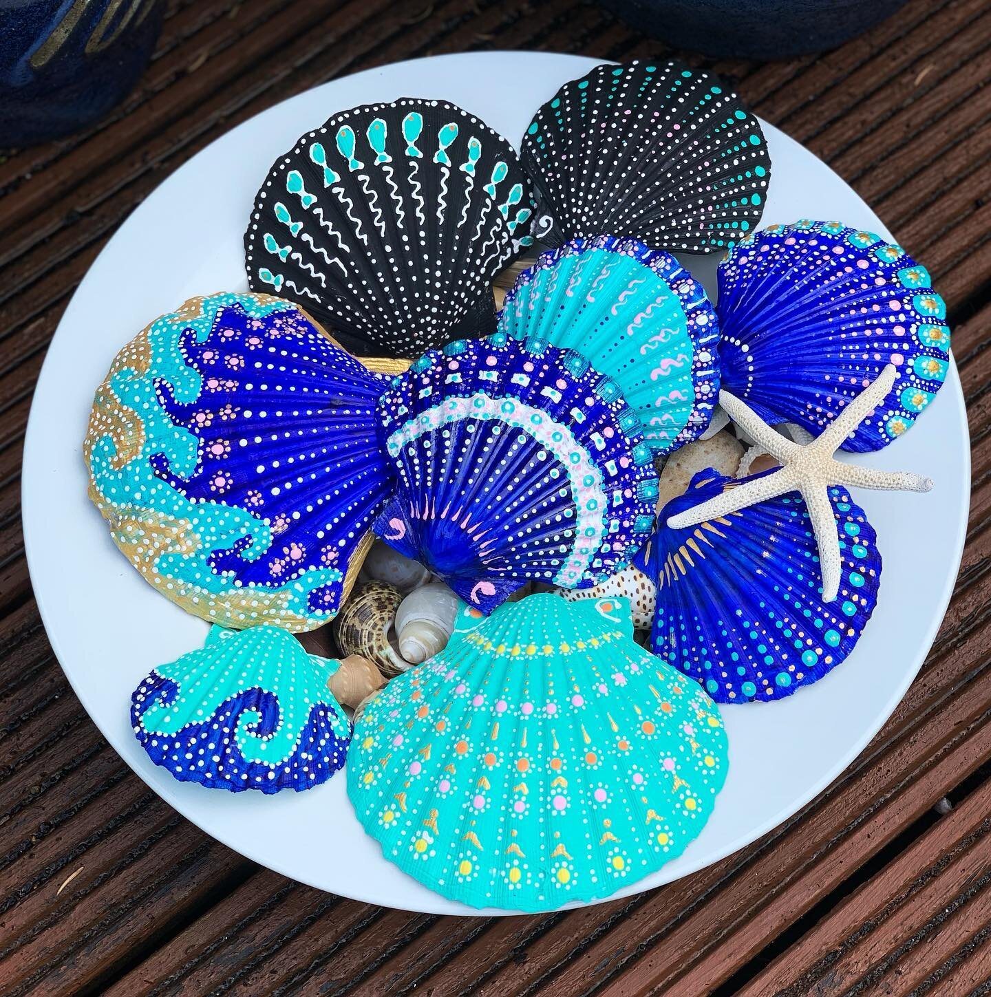 My favourite colours on my favourite shells ! Happy Friday everyone, have a lovely day 😊