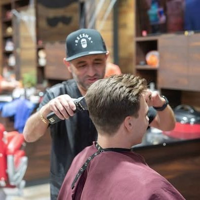 Want to look your best for Father&rsquo;s Day celebrations? Visit @reeshabarbers at the Milton location for a haircut, shave or beard trim.

#barbershop #haircut #shave #beardtrim #fathersday #mensgrooming #crabapplemarketga #crabapplemarket #crabapp