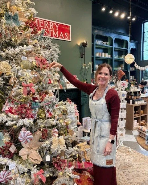 We&rsquo;re thrilled to welcome @forsomethingbeautiful  to Crabapple Market! 🌸
Formerly Flowerfolk, local entrepreneur Jacqueline Brueker has rebranded and elevated the beloved floral shop by blending her creative talent with a fresh passion for des