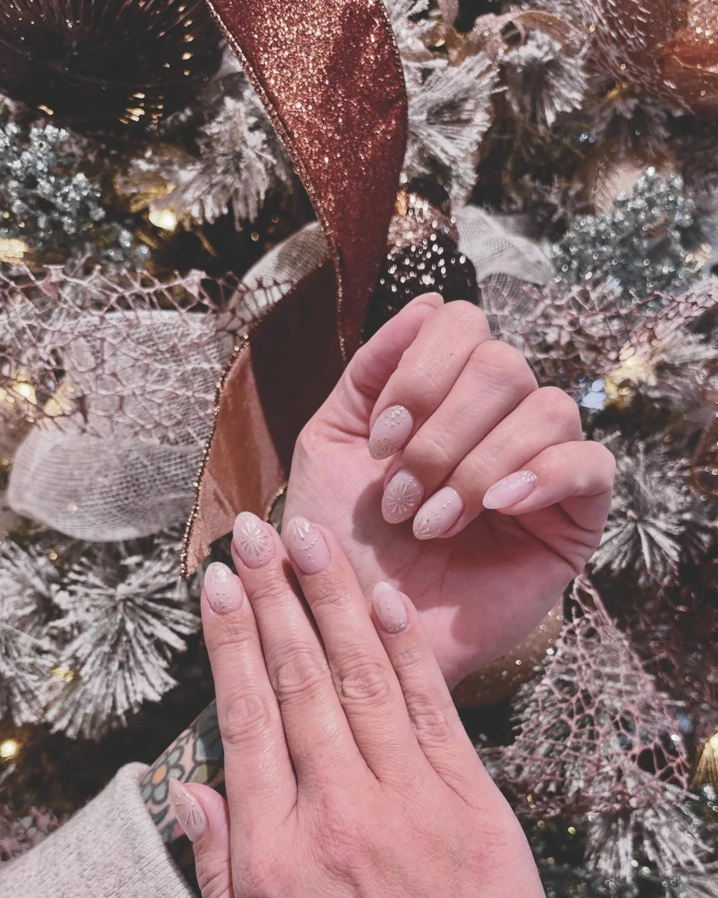 🎄Holiday Nails from @simplyblissnails_milton! Make your appointment today for festive nails for all your holiday events.

#manicure #manipedi #nailsalon #miltonnailsalon #festivenails #crabapplemarket #crabapplemarketga #crabapple #miltonga