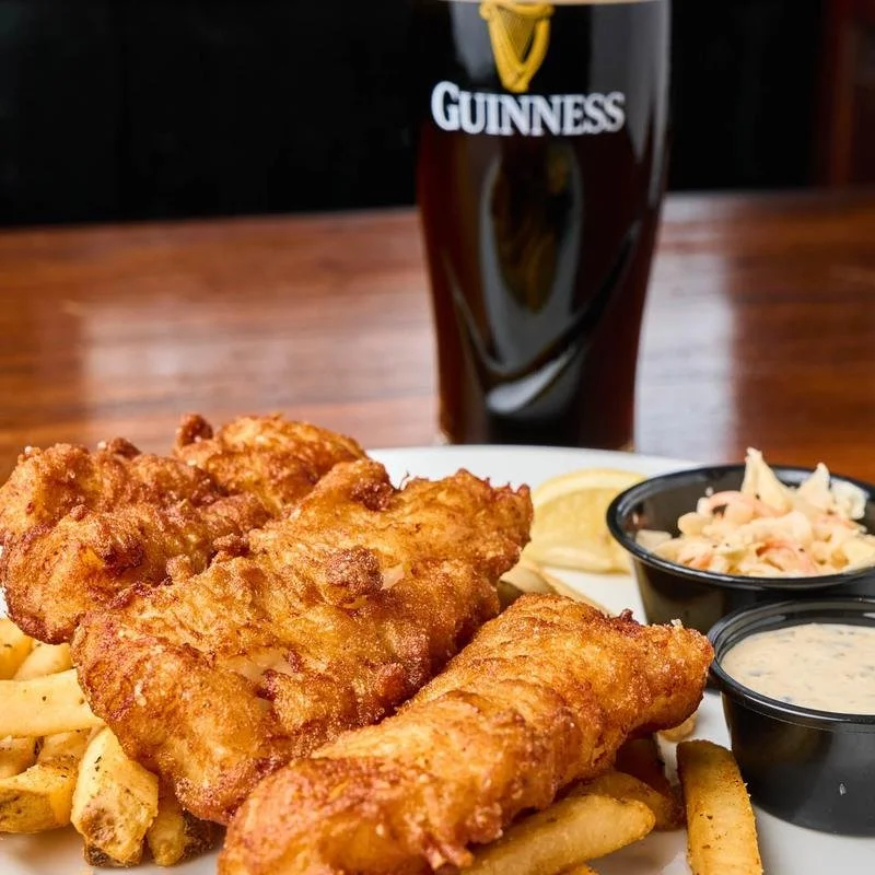 🍻The weekend has officially arrived, and your stool is waiting!
Nothing beats the energy of a Friday night at the @oldeblinddog! They've got the perfect formula to help you wash away the workweek: ice-cold pints, comforting Irish pub grub, and the b