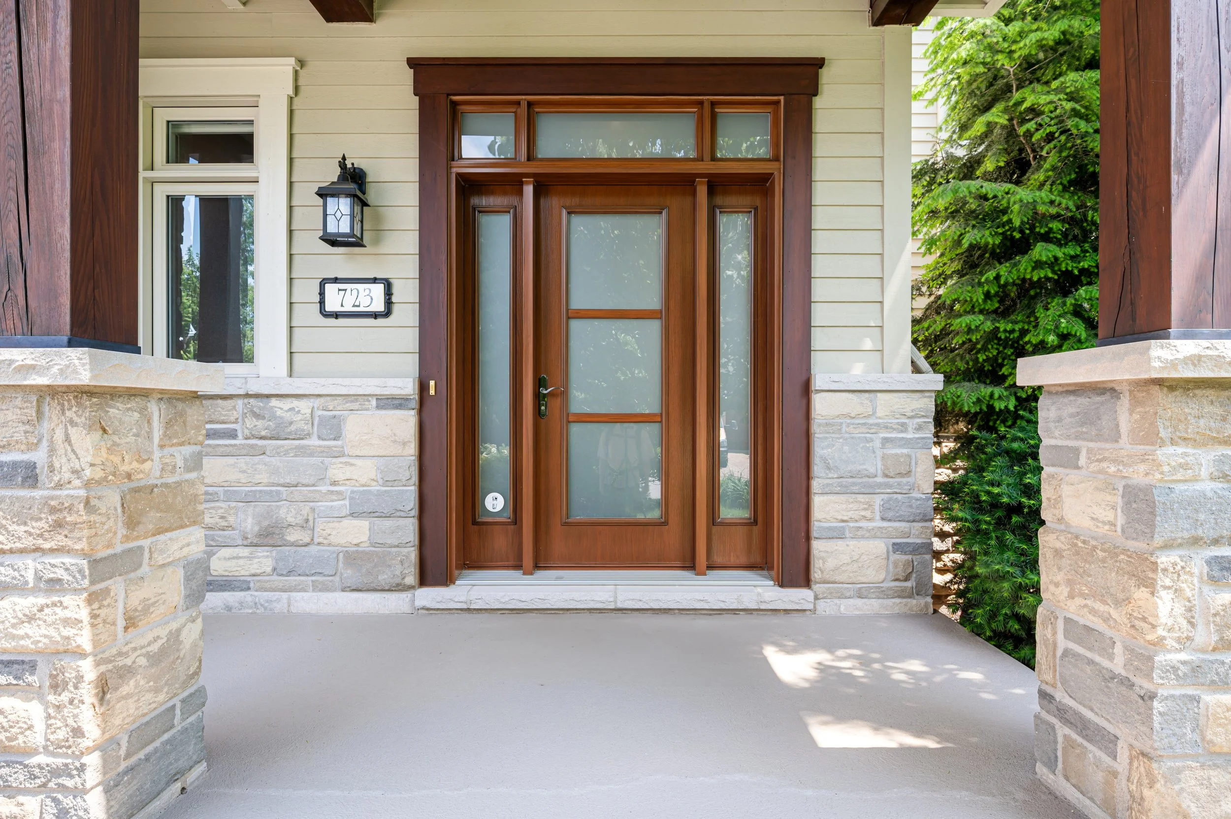 03_723 Rue des Passerins, Mont-Saint-Hilaire, QC.jpg